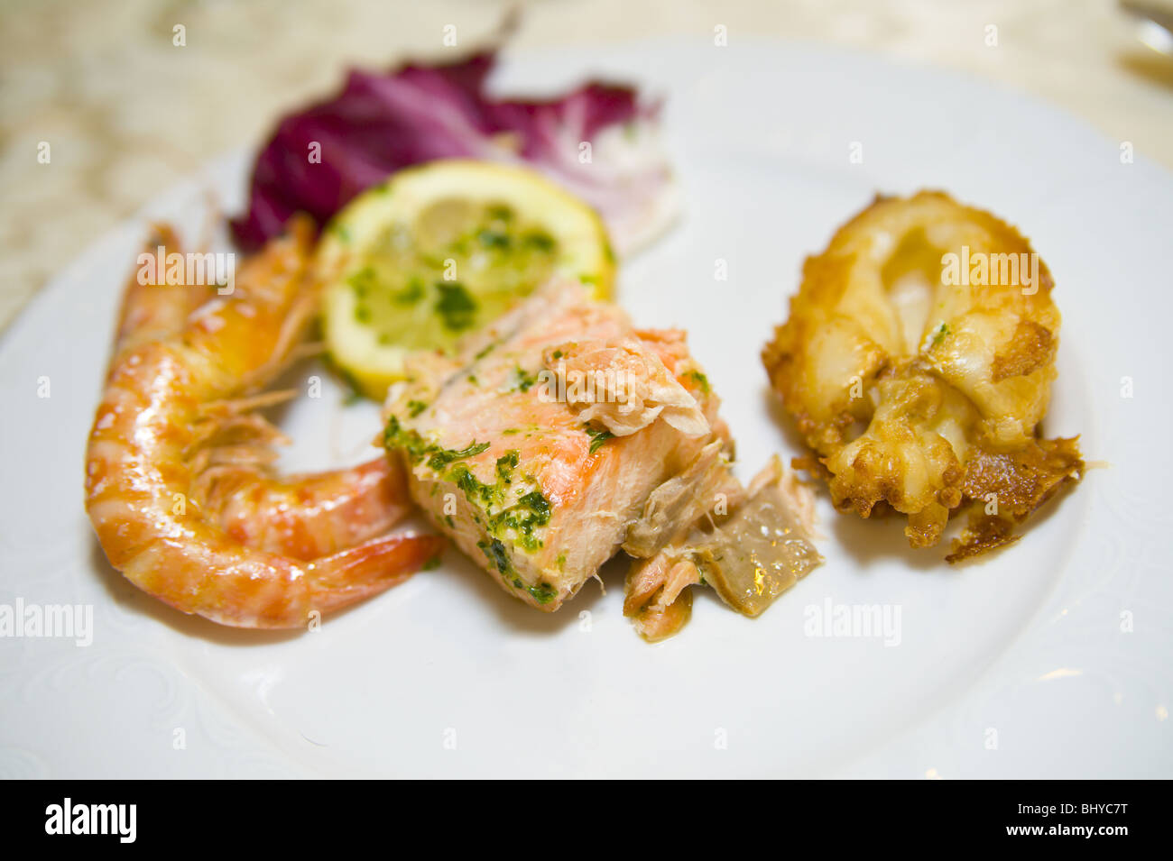 Eine Auswahl von gebratenen und gekochten Fisch Platte Vorspeise Stockfoto