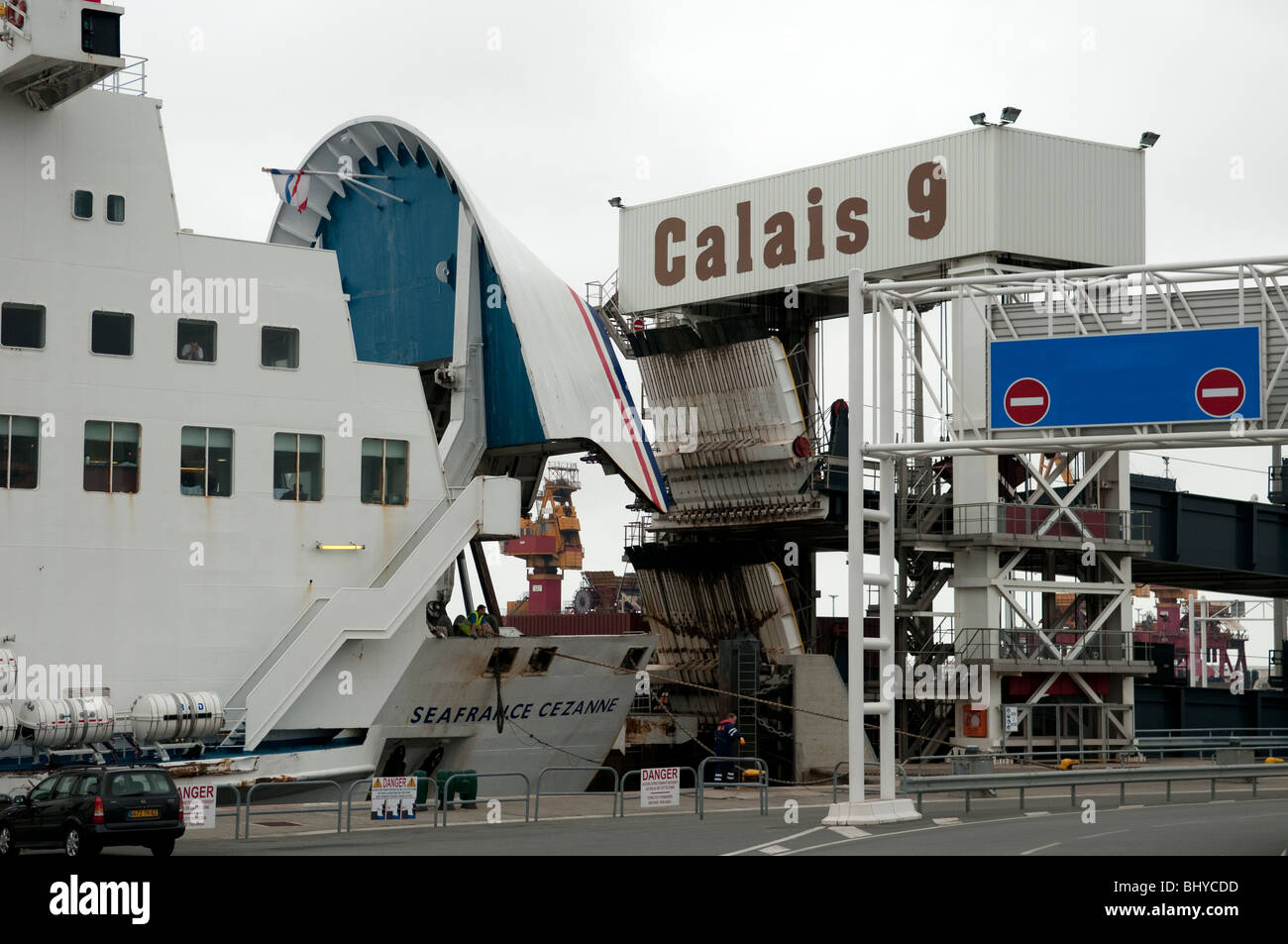 Fahrzeuge einsteigen Fähre in Calais Frankreich Europa Stockfoto
