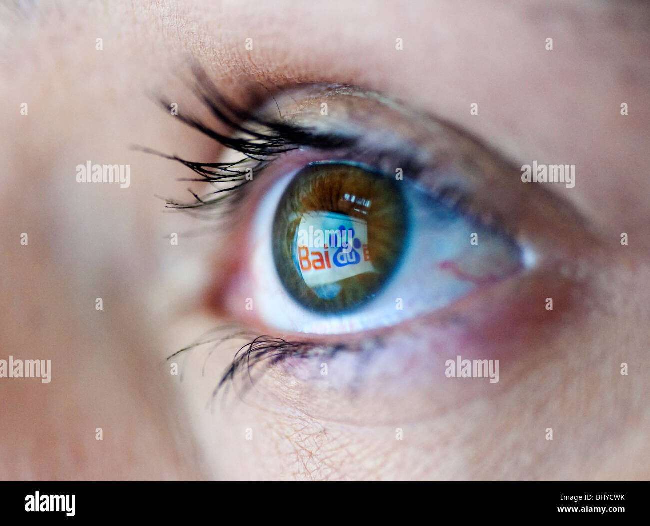 Baidu Website Logo Suchmaschine die beliebtesten chinesischen, spiegelt sich in Womans Auge von Computer-Bildschirm Stockfoto