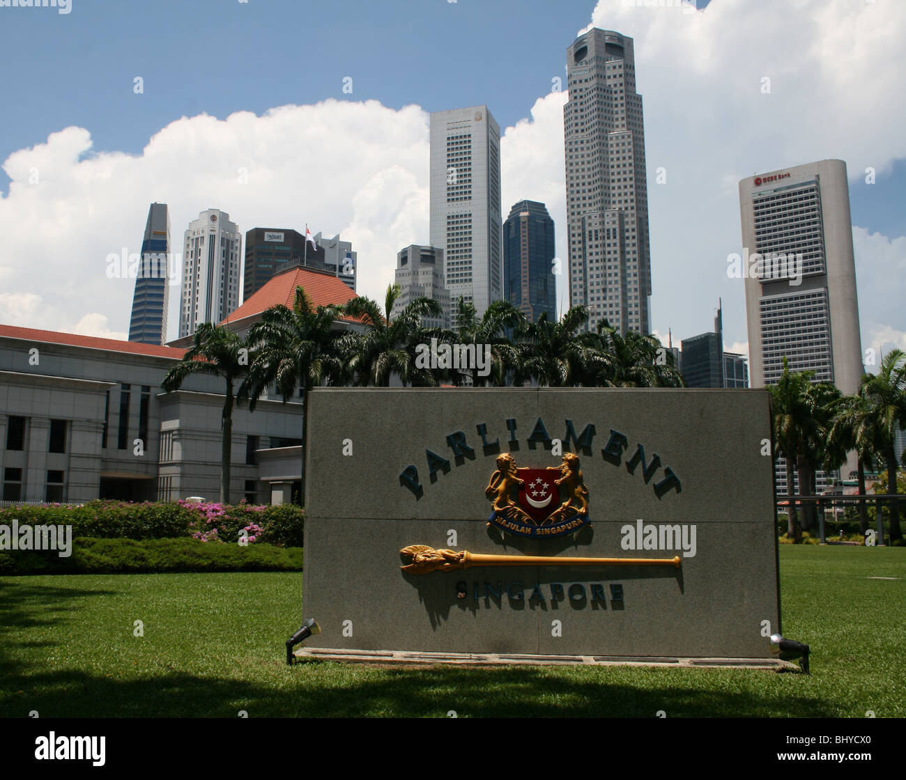 Außenseite des Singapur Parlamentsgebäude mit Skyline der Stadt April 2008 Stockfoto