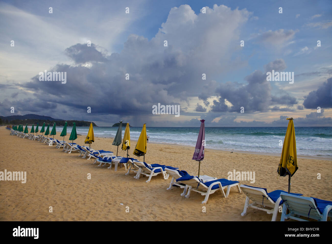 Nimbus-Wolken über Karon Beach, Phuket Thailand Stockfoto