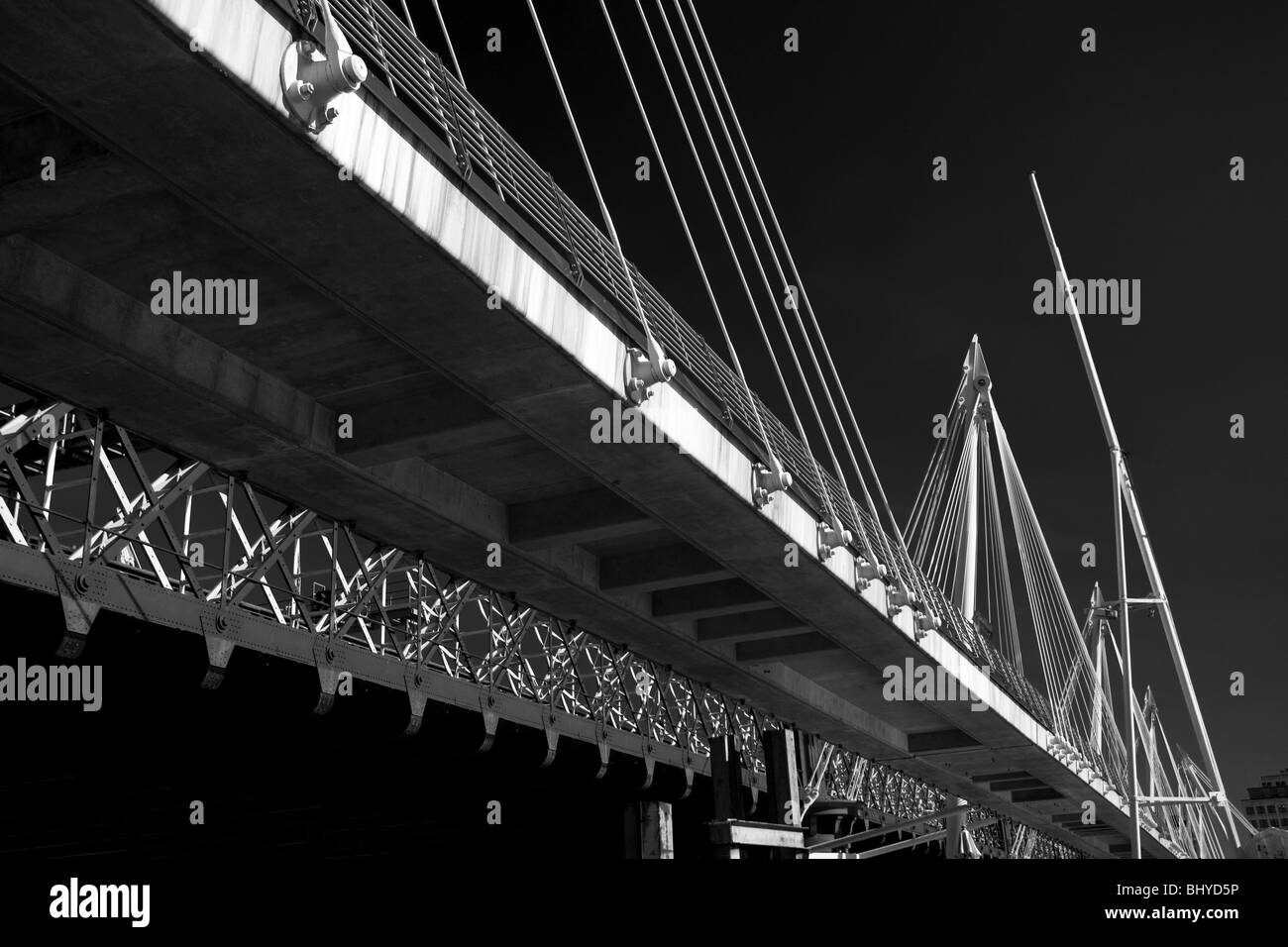 Jubilee Bridge (Westseite) betrachtet vom Boden der Themse Nordufer betrachtet in mono-Ton Farbgebung (schwarz und weiß) Stockfoto