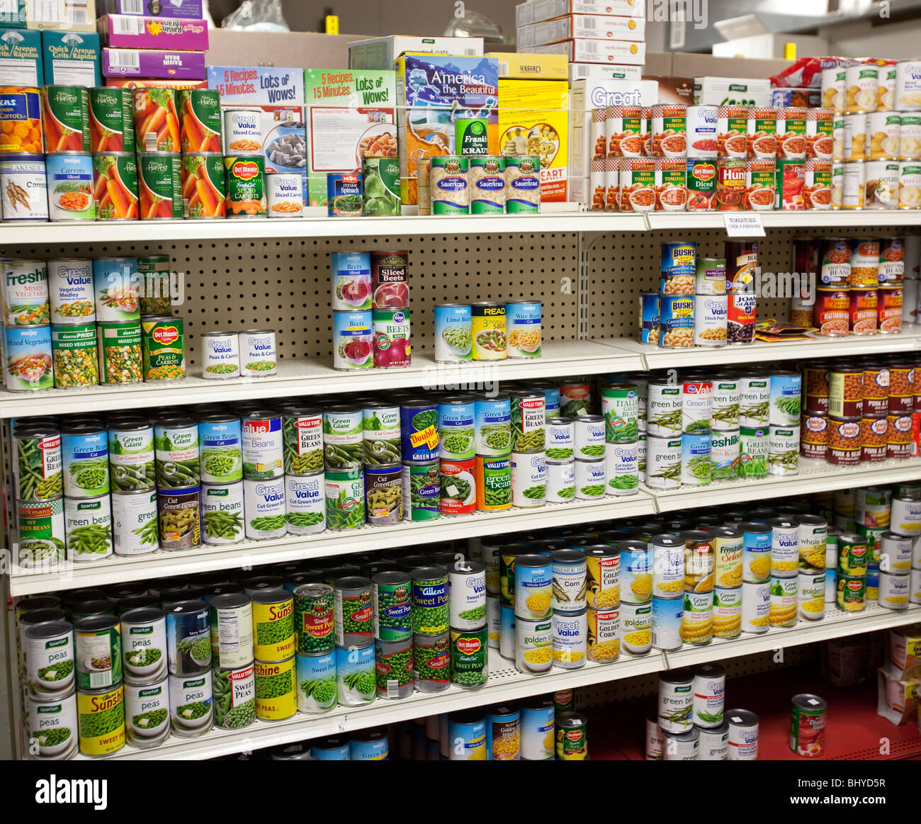 Fowlerville, Michigan - Konserven in den Regalen der Nahrungsmittelpantry an das Familienzentrum Auswirkungen. Stockfoto