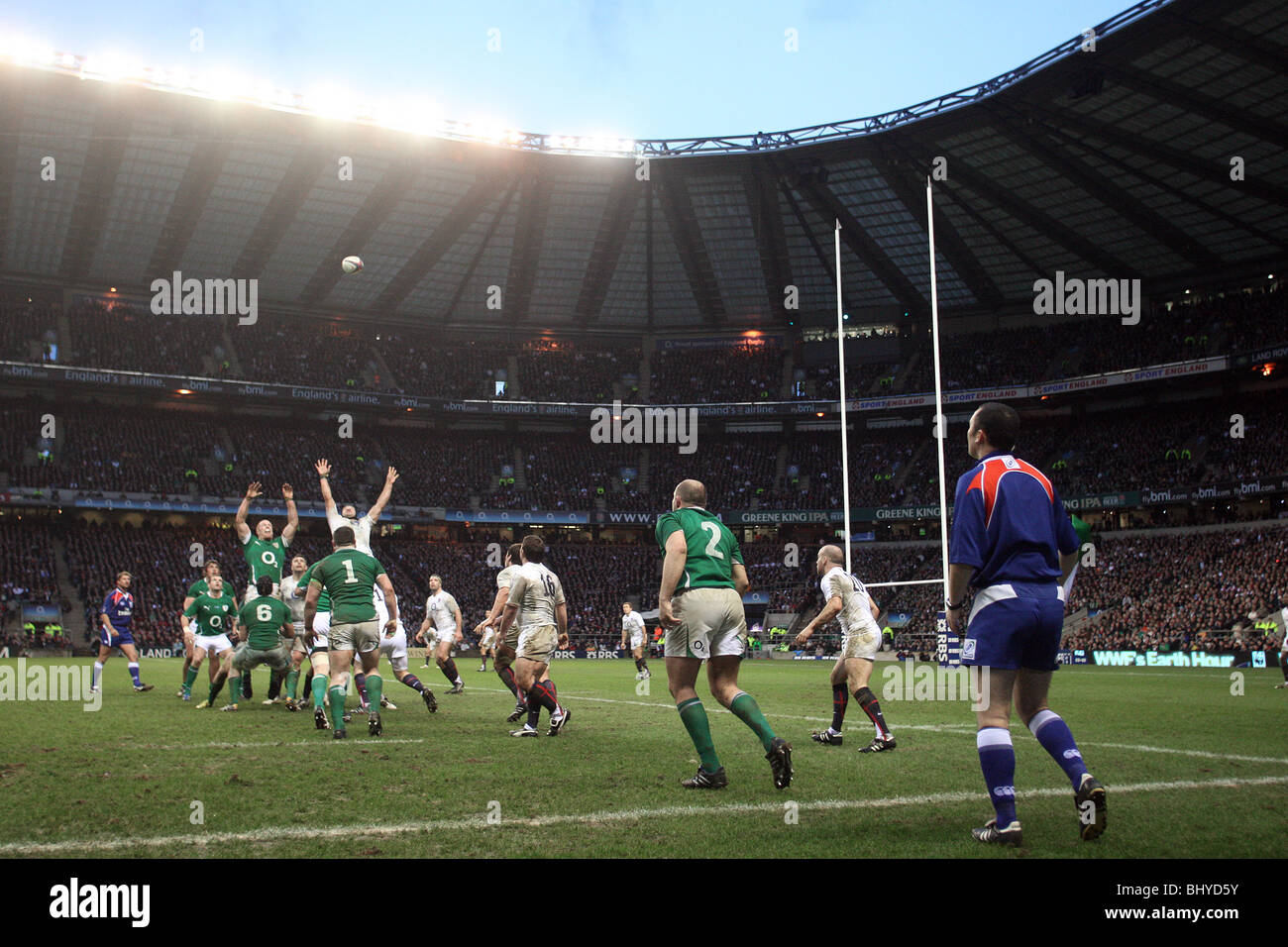 RORY beste wirft in LINE OUT ENGLAND V Irland TWICKENHAM MIDDLESEX ENGLAND 27. Februar 2010 Stockfoto