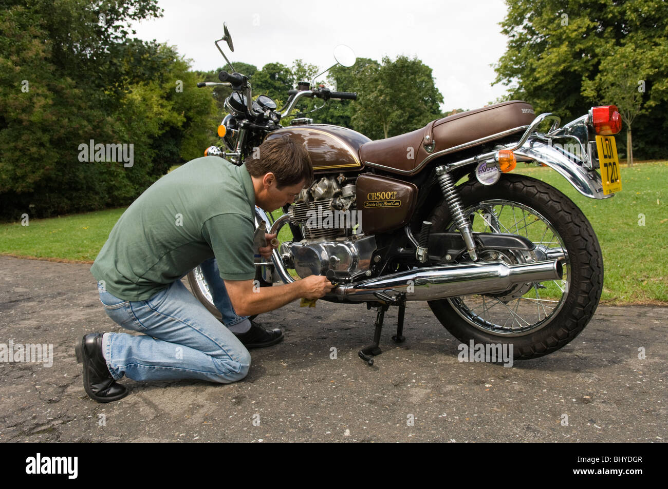 1970er Jahren Honda CB500T Motorrad zeigt Besitzer das Fahrrad Reinigung Stockfoto