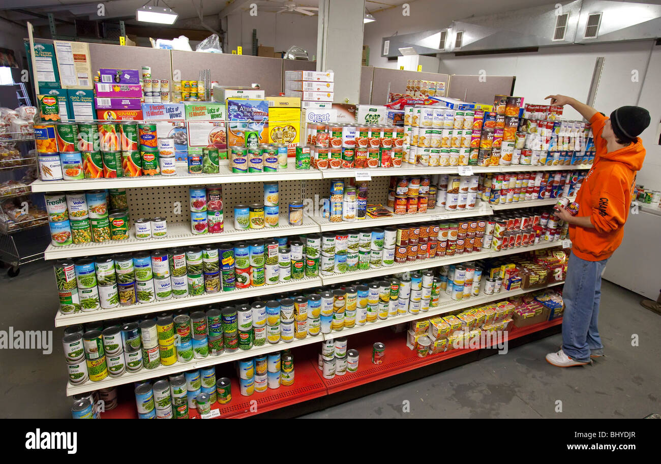 Teenager Lager Regale von Food Pantry Stockfoto