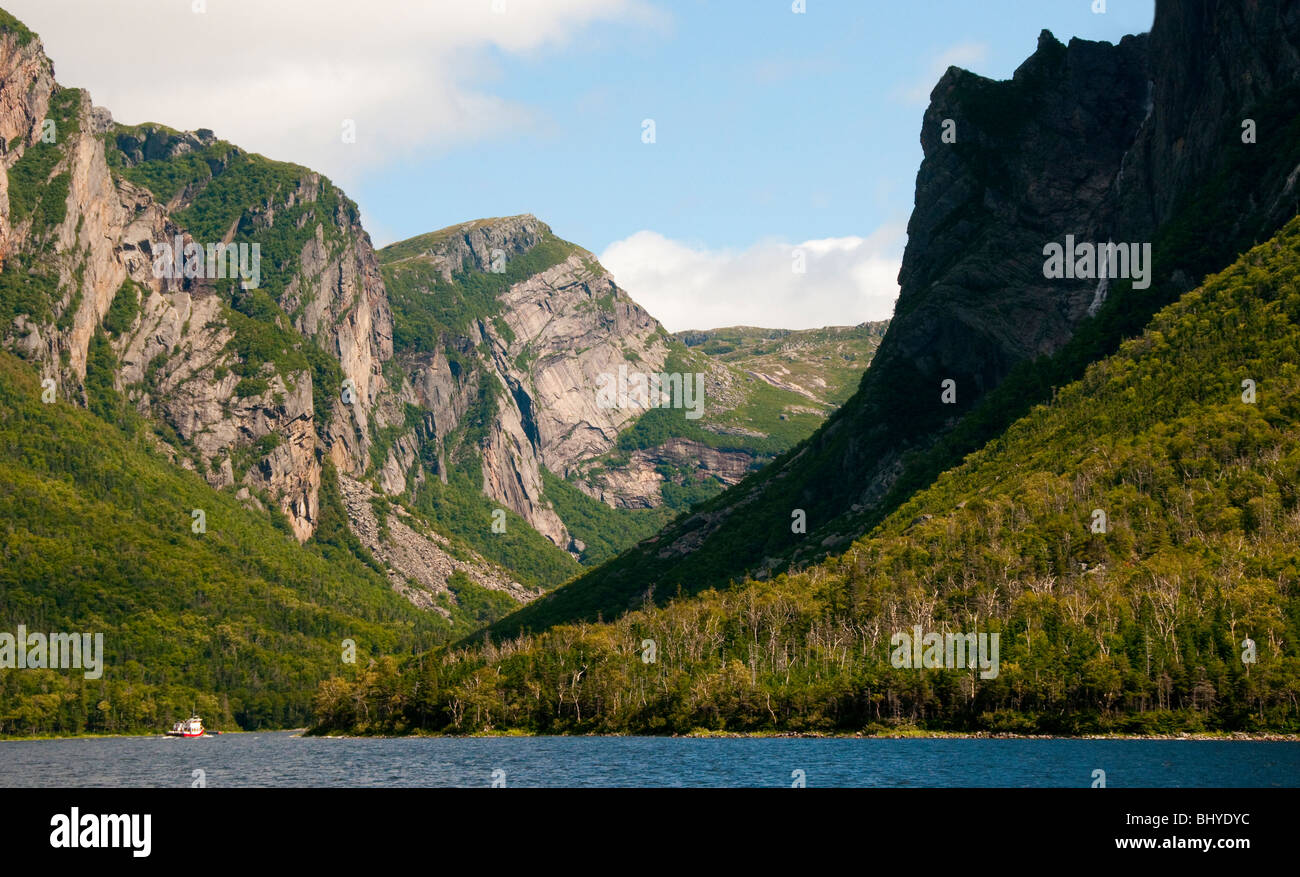 Neufundland, Western Brook Pond, Gros Morne National Park, Touristenboot sightseeing entlang Berg Küstenlinie. Stockfoto