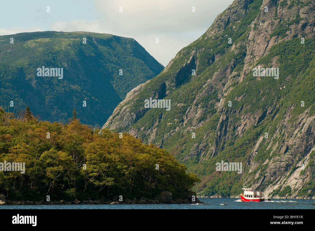 Neufundland, Western Brook Pond, Gros Morne National Park, Touristenboot sightseeing entlang Berg Küstenlinie. Stockfoto