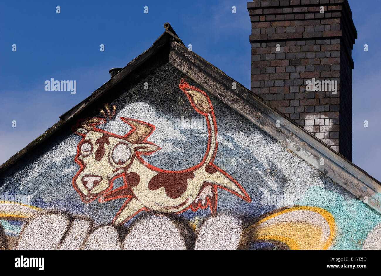 Graffito an eine Kuh an Montpelier Railway Station, Bristol, England. Stockfoto