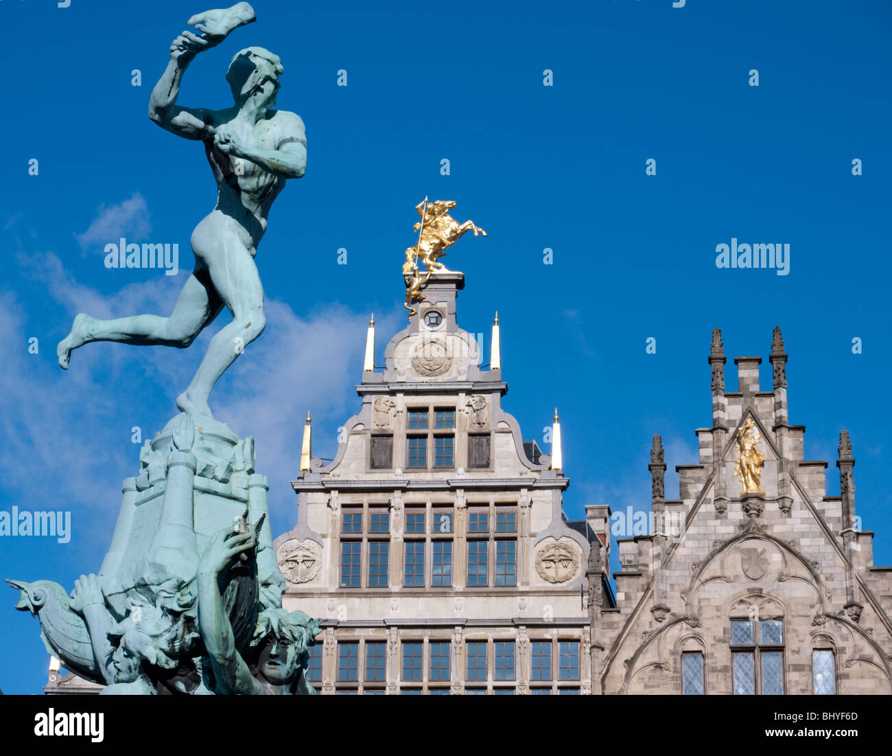 Brunnen und historischen Gebäuden auf dem Grote Markt Square in Antwerpen-Belgien Stockfoto