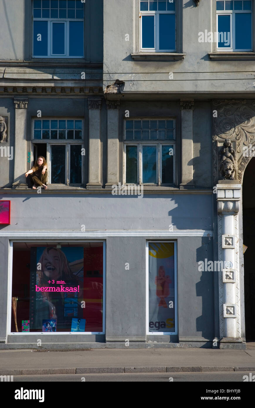 Mann aus dem Fenster in Neustadt Bezirk von Riga Lettland Europa Rauchen Stockfoto