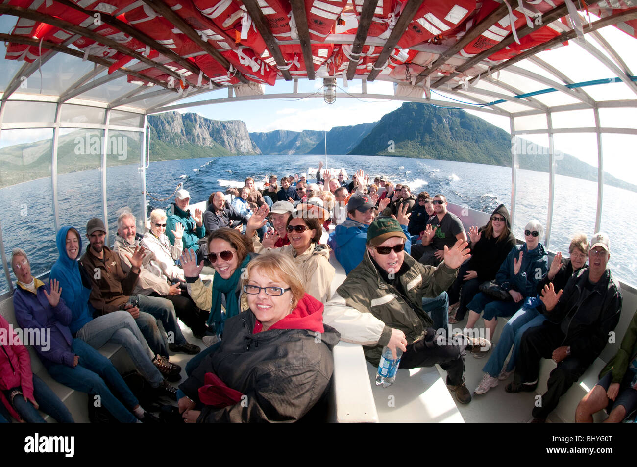 Neufundland, Western Brook Pond, Gros Morne National Park, lächelnde Touristen genießen einen Sightseeing Ausflug Western Brook Pond Stockfoto