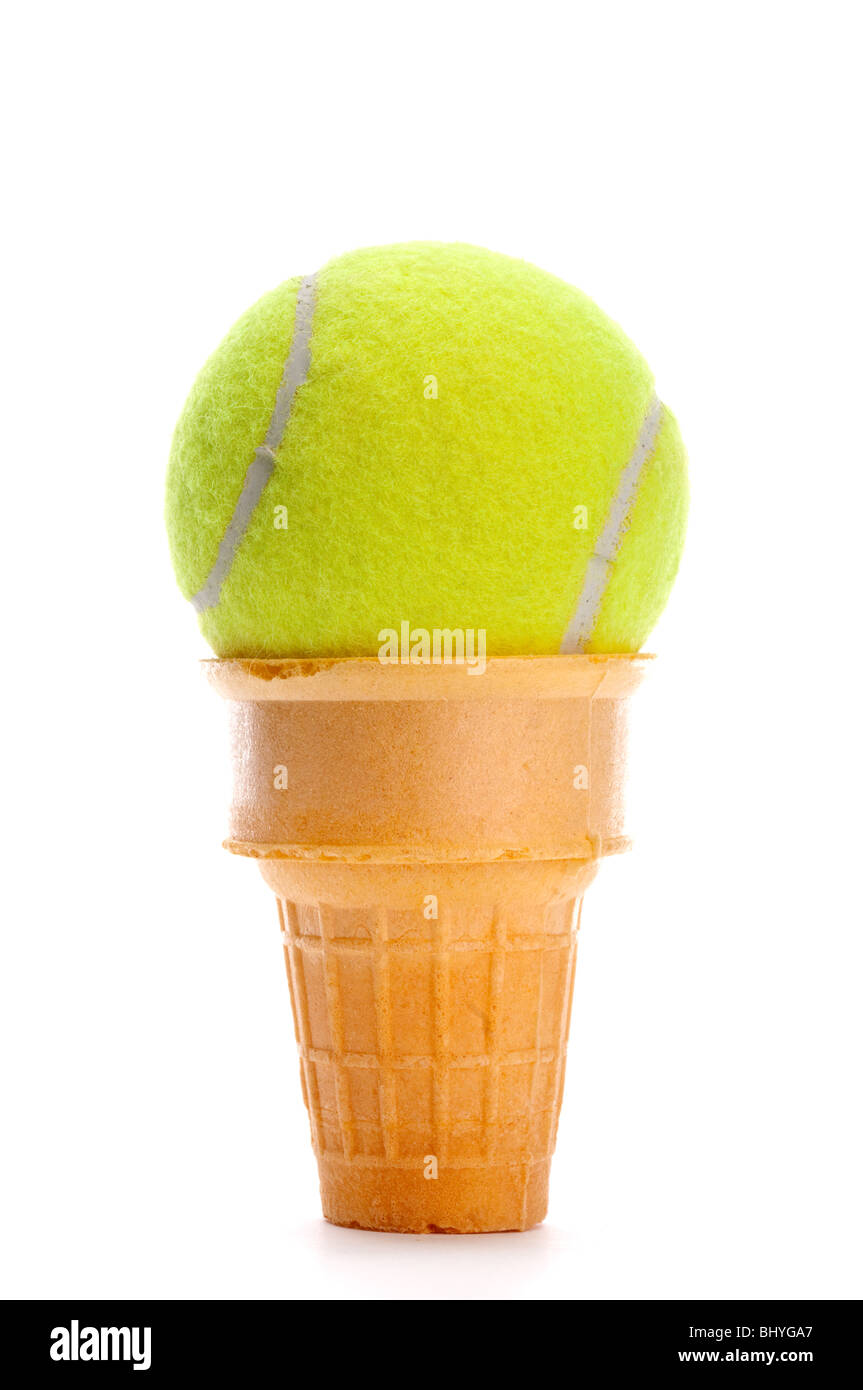 Vertikales Bild von einem gelben Tennisball in eine Eiswaffel auf weiß Stockfoto