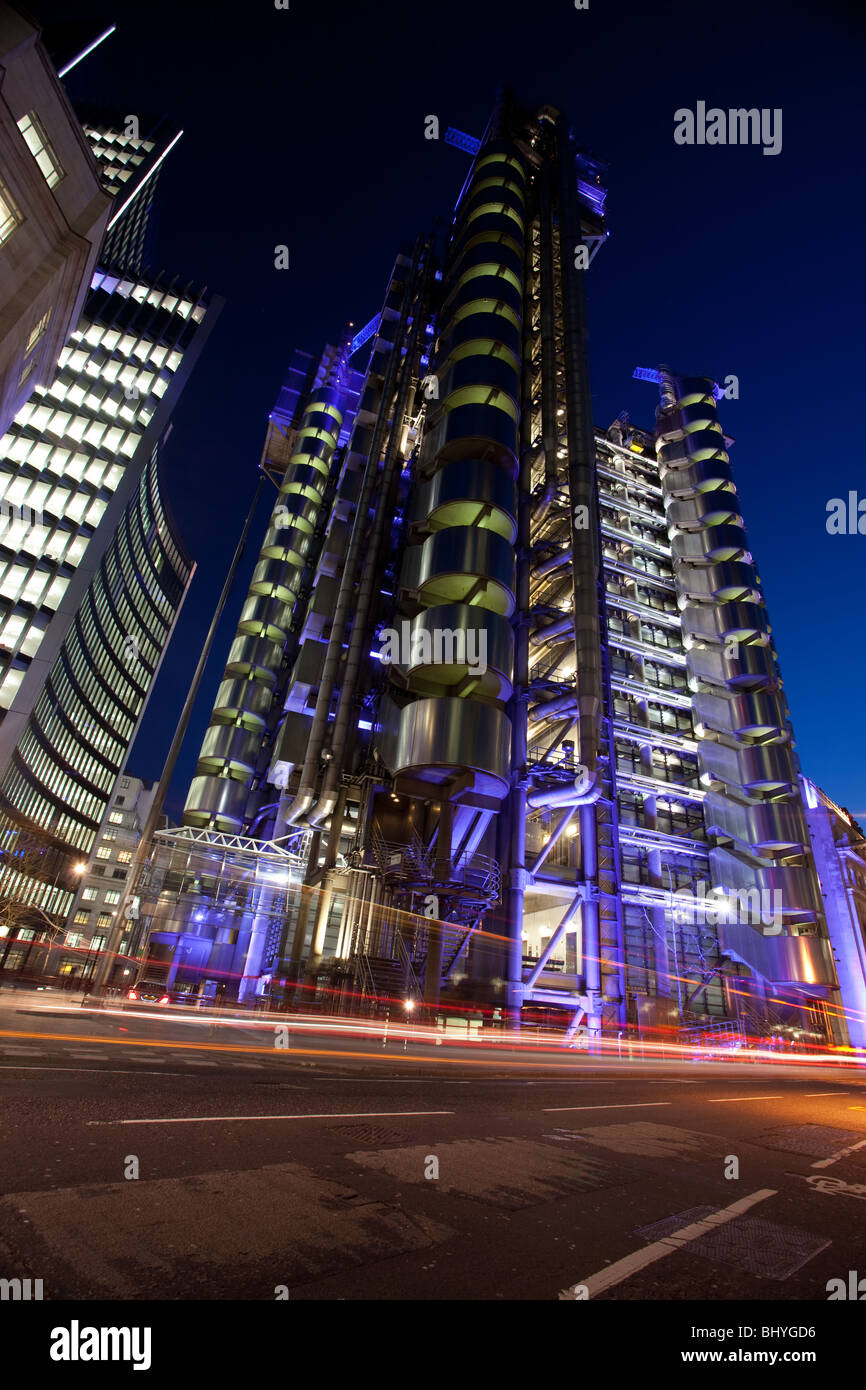 Lloyds Underwriter-Zentrale in London unter Beleuchtung in der Nacht gesehen. Stockfoto