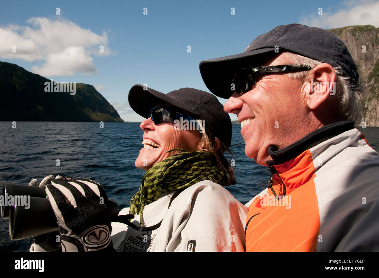 Western Brook Pond, Gros Morne National Park, Neufundland, Happy Reifen paar Sightseeing von Touristenboot Stockfoto