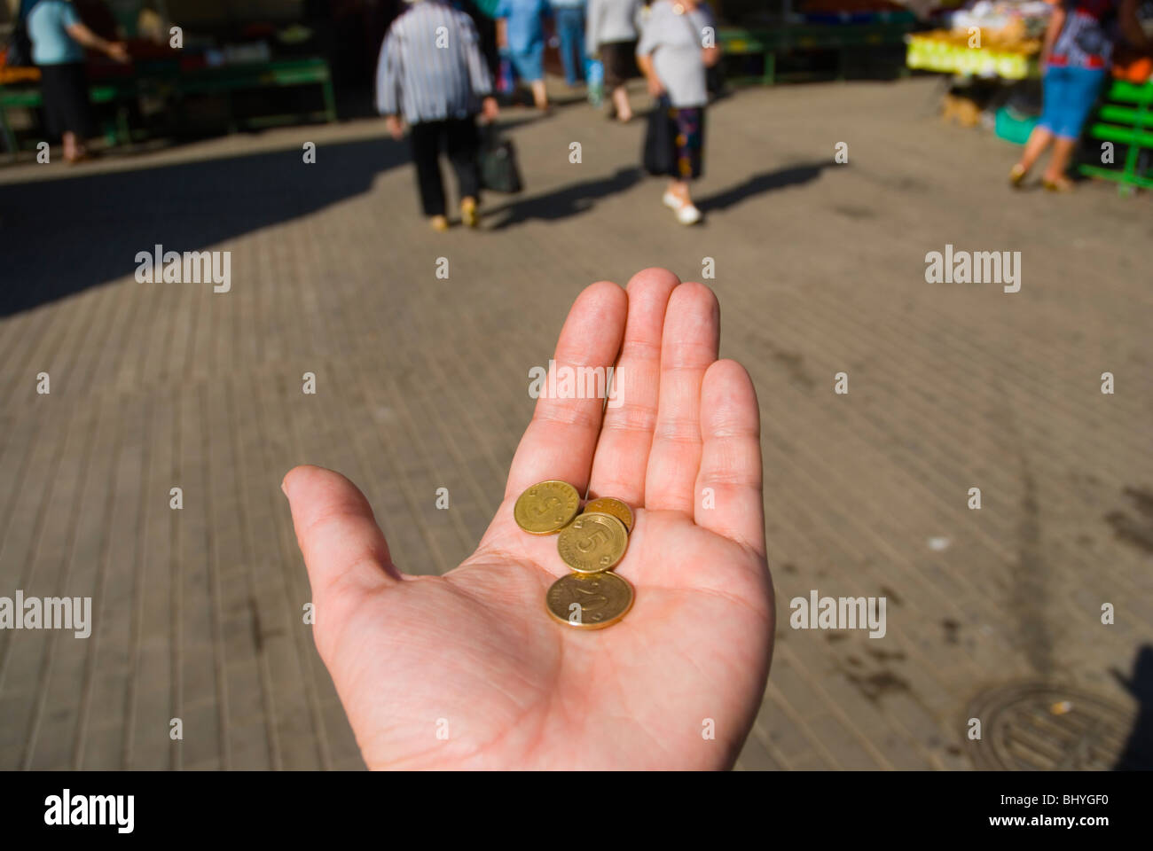 Person mit sehr wenig Geld als Latvians Lats in Riga Lettland Europa Stockfoto