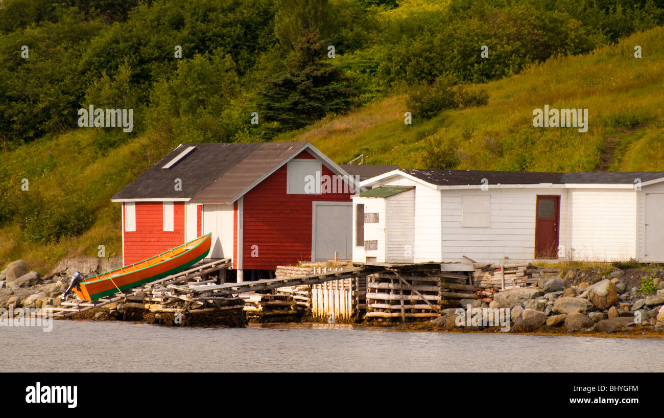 Neufundland, Fishing Village von WOODY POINT BONNE BAY, bunte Bootshäuser entlang der Küste. Gros Morne National Park. Stockfoto