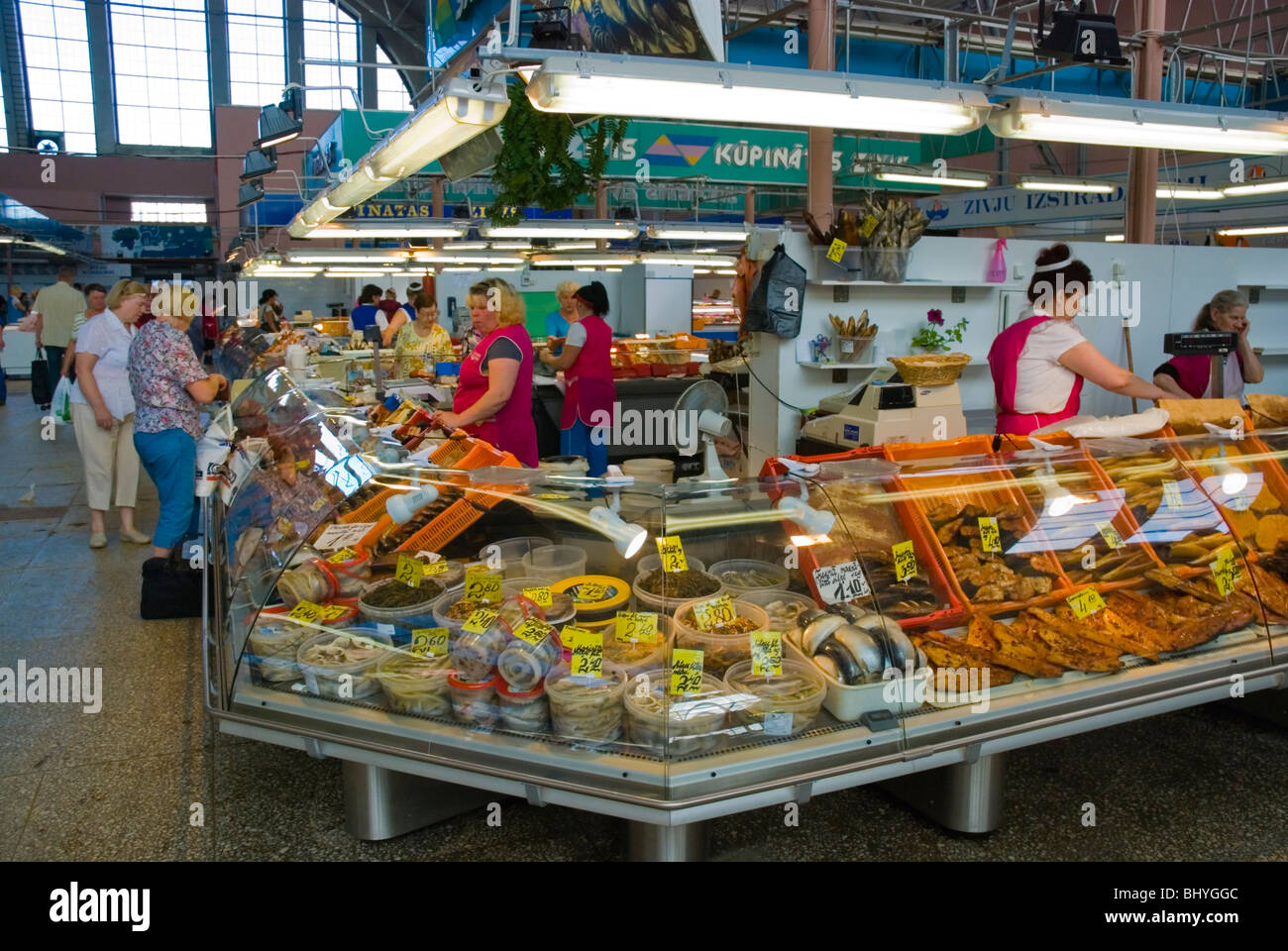 Fisch-Stall im Centraltirgus der Hauptmarkt in Riga Lettland Europa verarbeitet Stockfoto