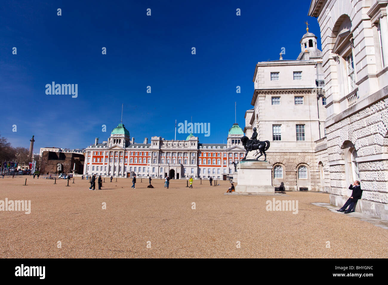 Horse Guards Parade Boden in Whitehall angesehen von hinten Downing Street mit Menschen, die in Entspannung & touristischen Aktivitäten Stockfoto