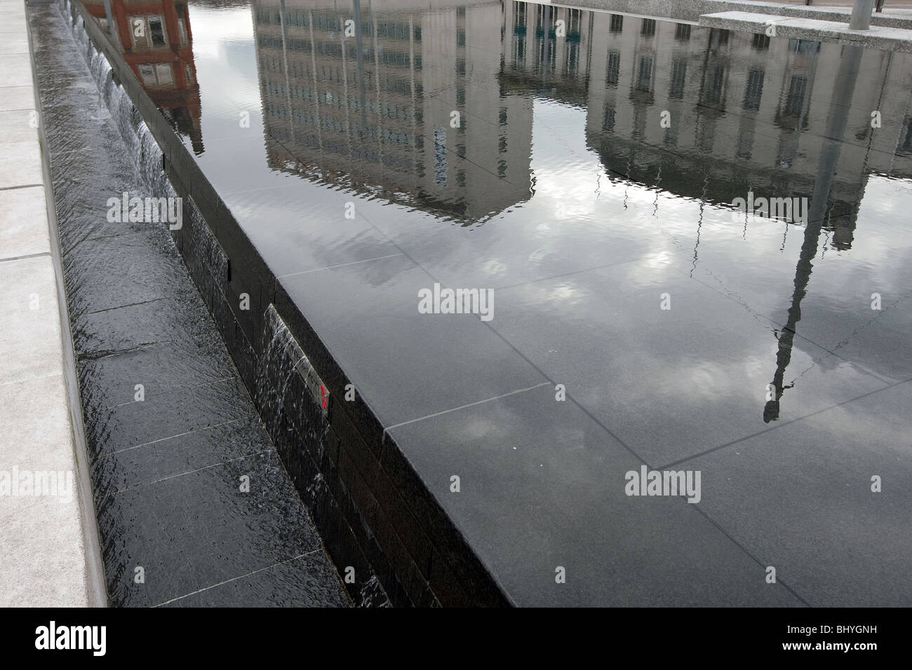 Reflexionen in ein Wasserspiel, Nottingham Marktplatz Stockfoto