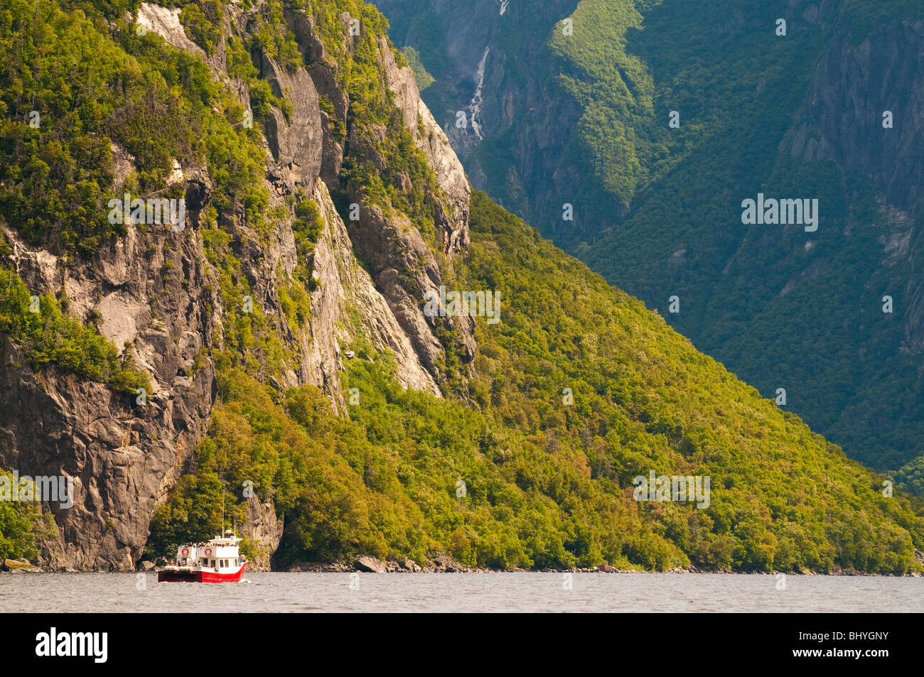 Neufundland, Western Brook Pond, Gros Morne National Park, Touristenboot sightseeing entlang der steilen Klippe Küste. Stockfoto