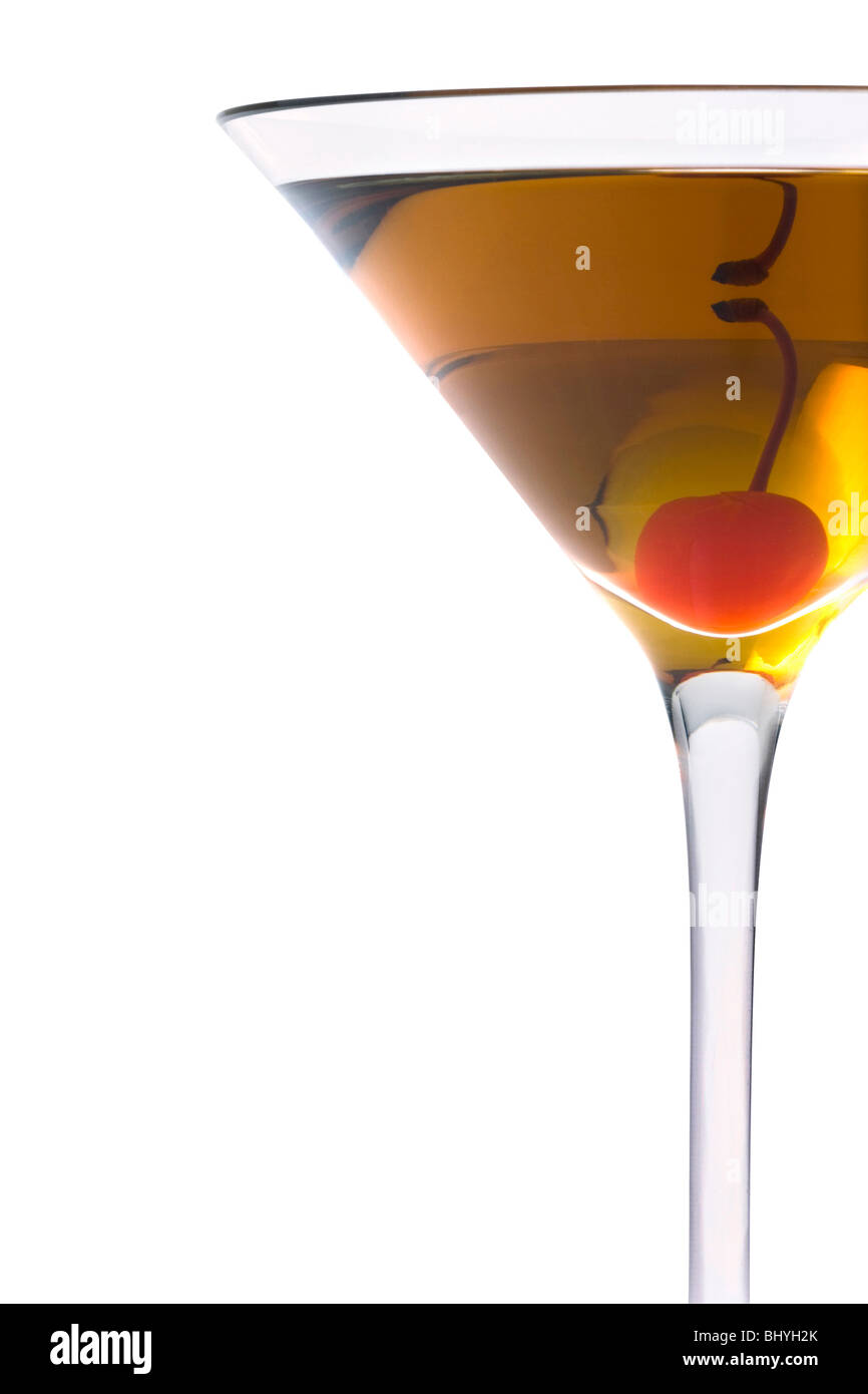 Rob Roy oder Manhattan Mischgetränk mit Cocktailkirsche hautnah auf weißem Hintergrund Stockfoto