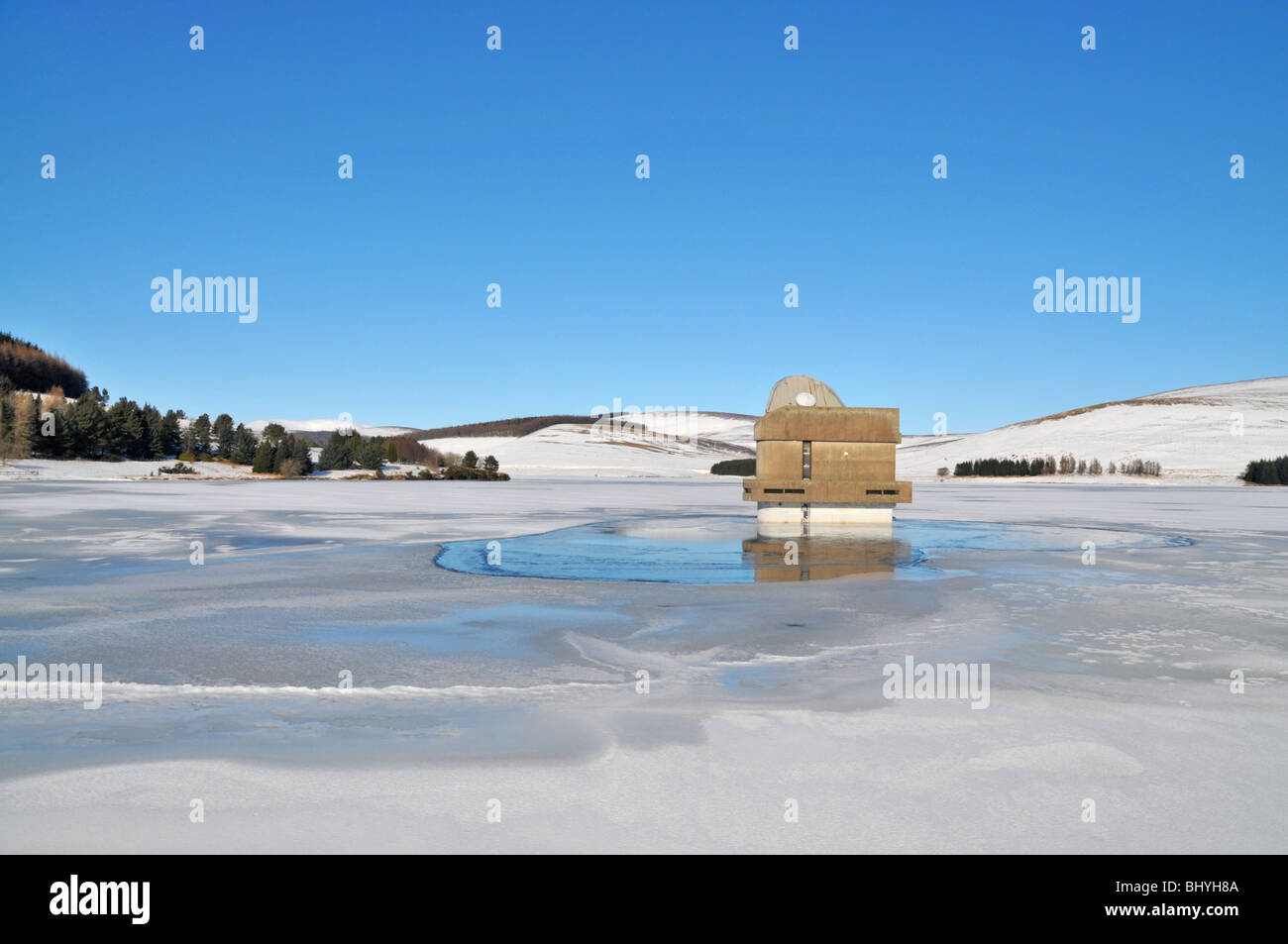 Schottischen Winter-Szene des gefrorenen Rückstau-Stausees, Angus, Glen Isla. Stockfoto