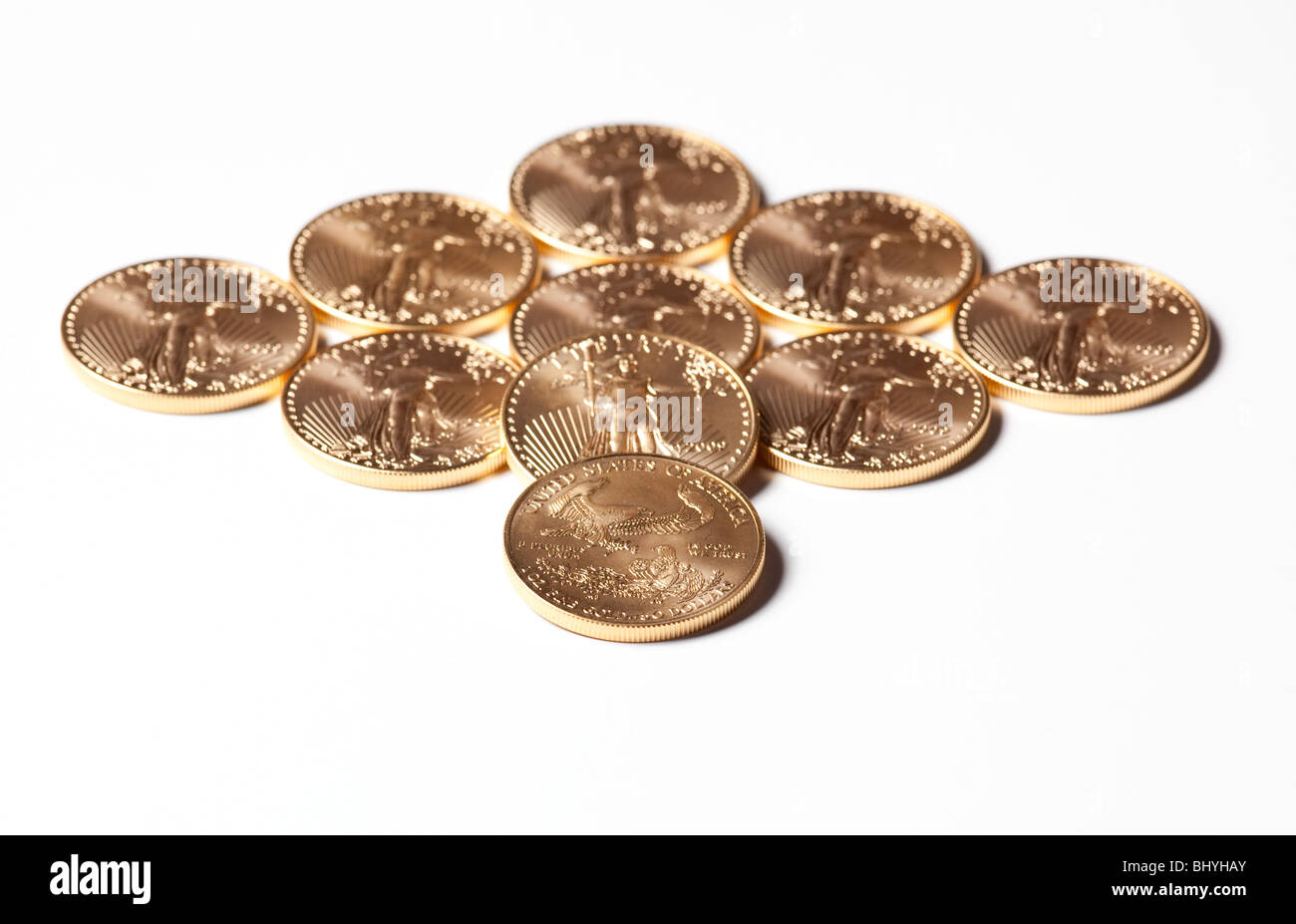 Nahaufnahme von solid gold Eagle-Münzen in der Form einer Raute und isoliert gegen weiß Stockfoto
