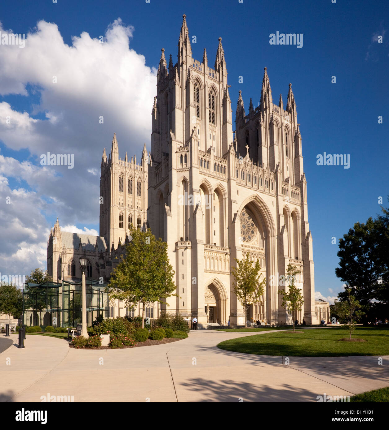 Ansicht der Washington National Cathedral an einem sonnigen Tag zeigen die Vorder- und Teil der Seite der Kirche Stockfoto