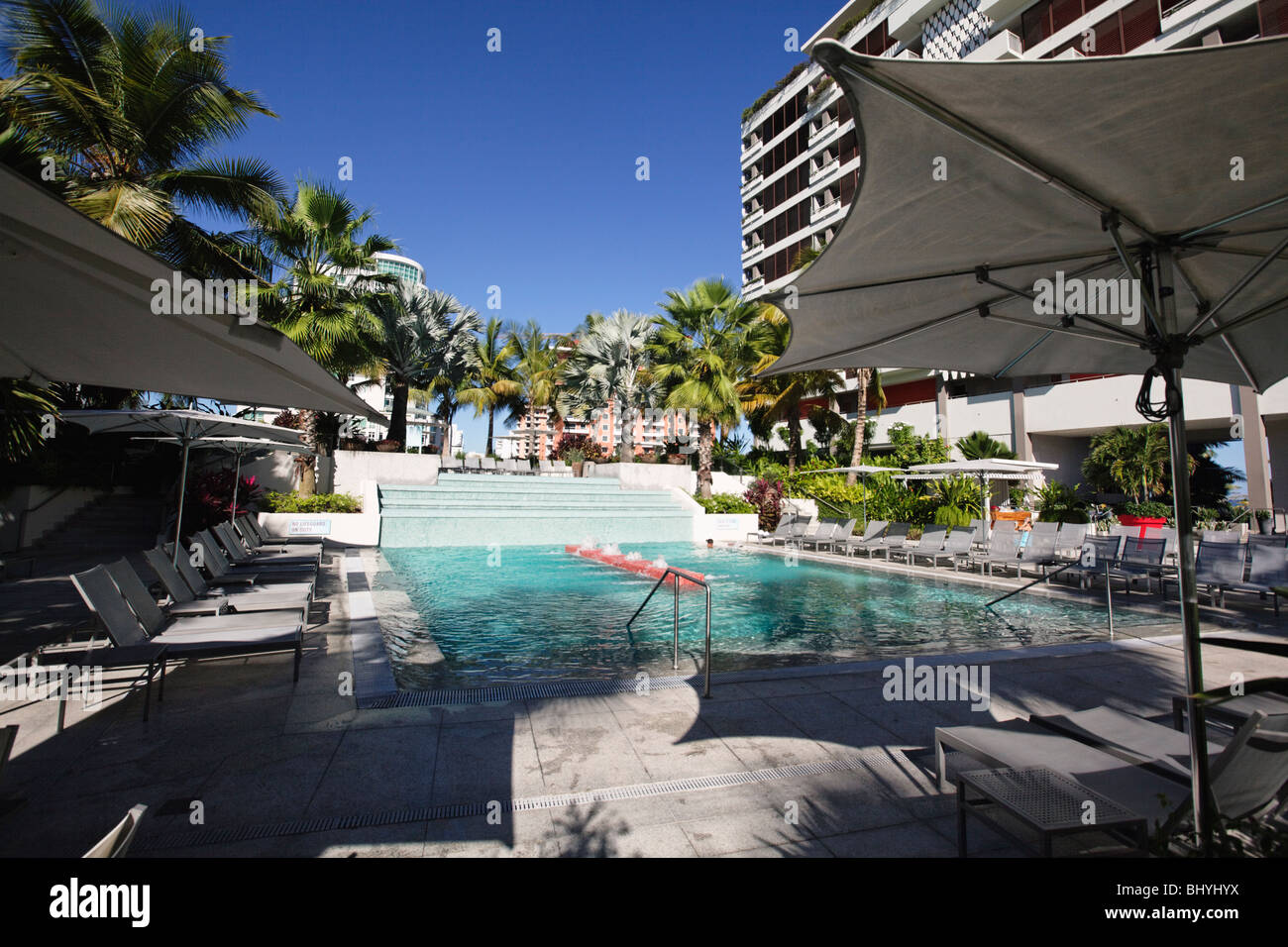 Liegestühle am Pool, Hotel La Concha, San Juan, Puerto Rico Stockfoto
