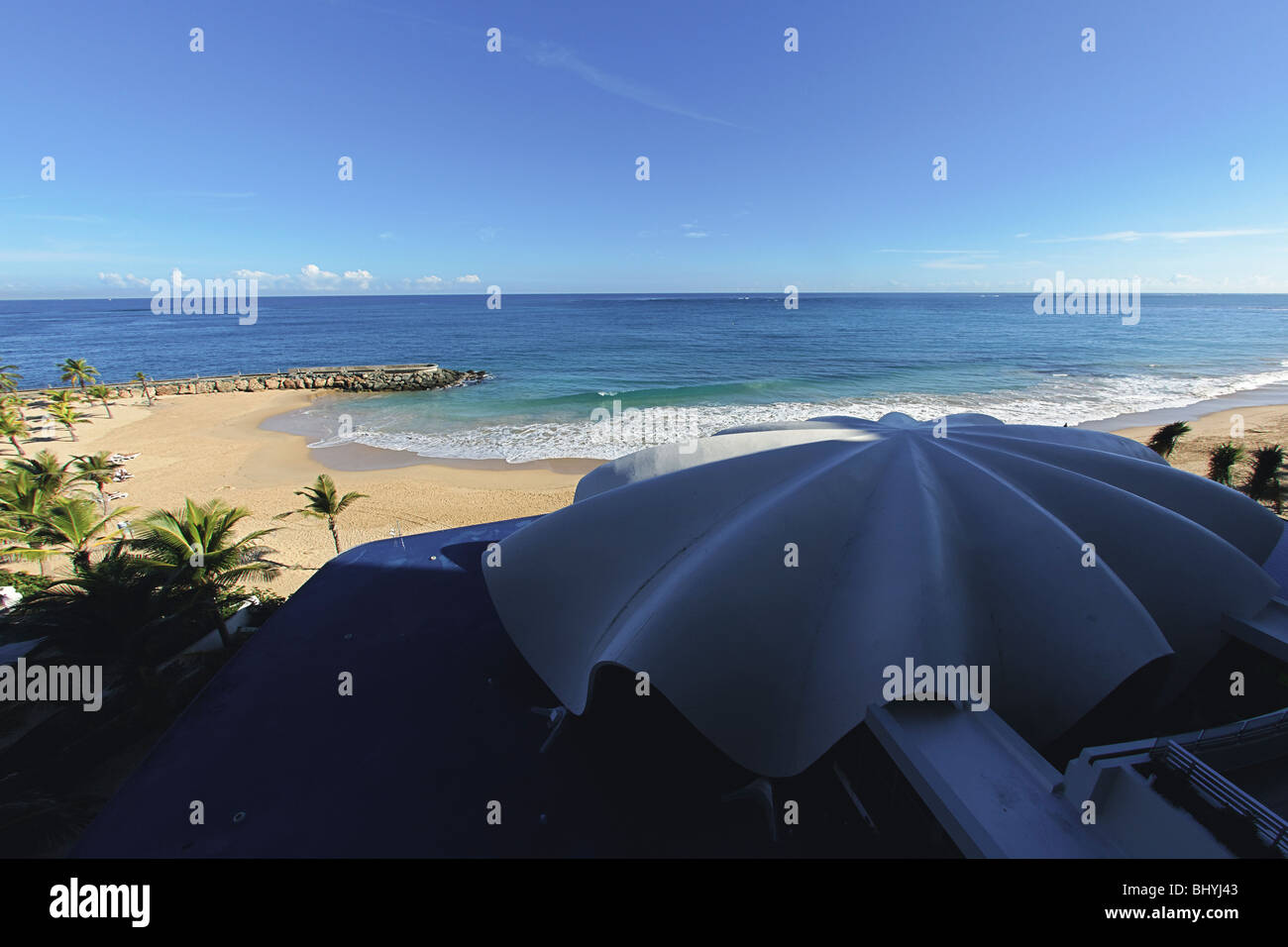Aussicht auf den Strand mit einem Greifer Dach, La Concha Hotel, San Juan, Puerto Rico Stockfoto