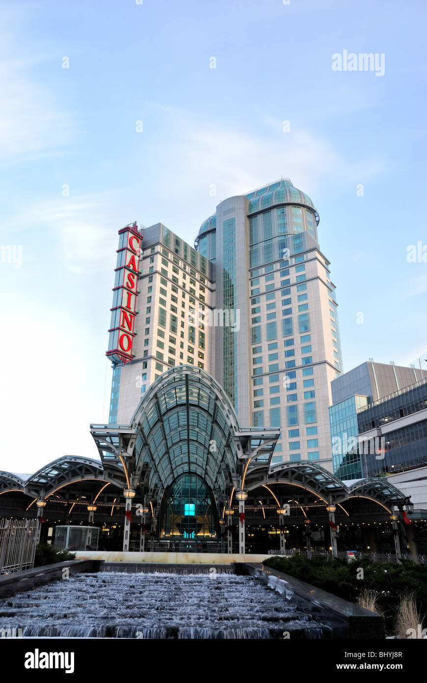 Kleine Wasserfälle vor Casino Hotel. Stockfoto