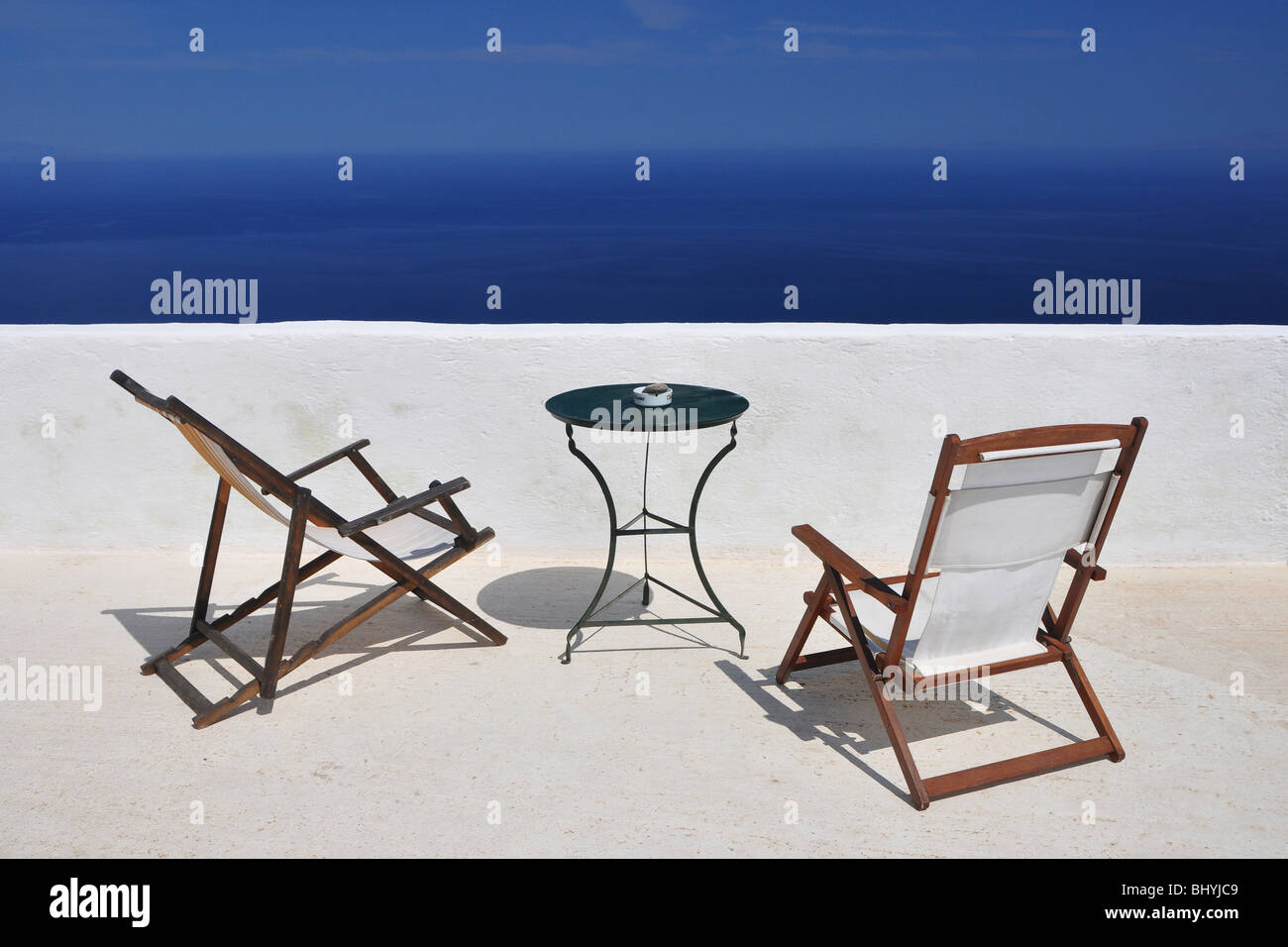 Dieses Foto wurde auf der Kykladen-Insel Folegandros auf einem Balkon mit Blick auf das Ägäische Meer gemacht. Stockfoto