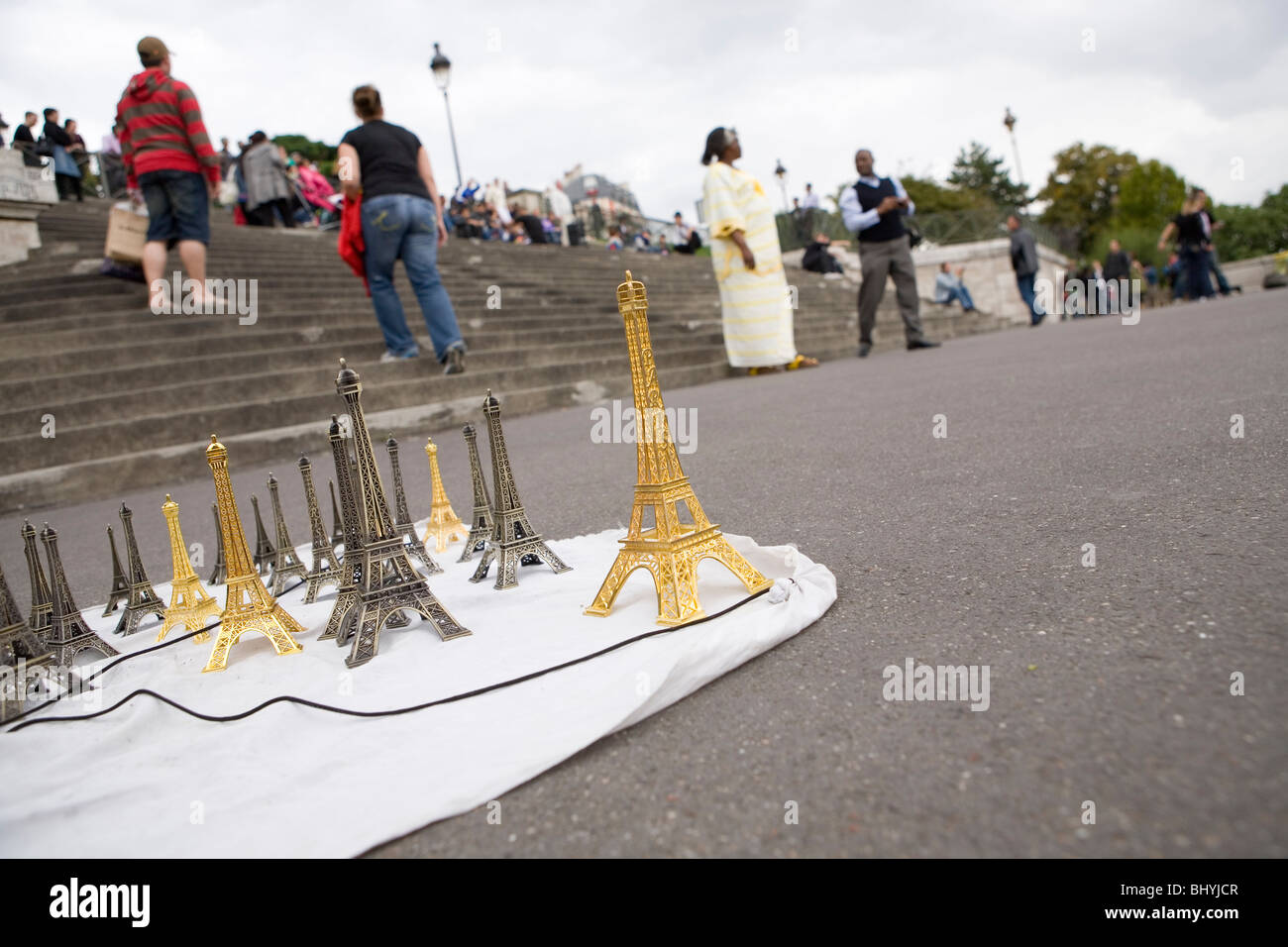 Eiffelturm-Souvenirs zum Verkauf auf dem Bürgersteig von Sacre Coeur, Paris Stockfoto