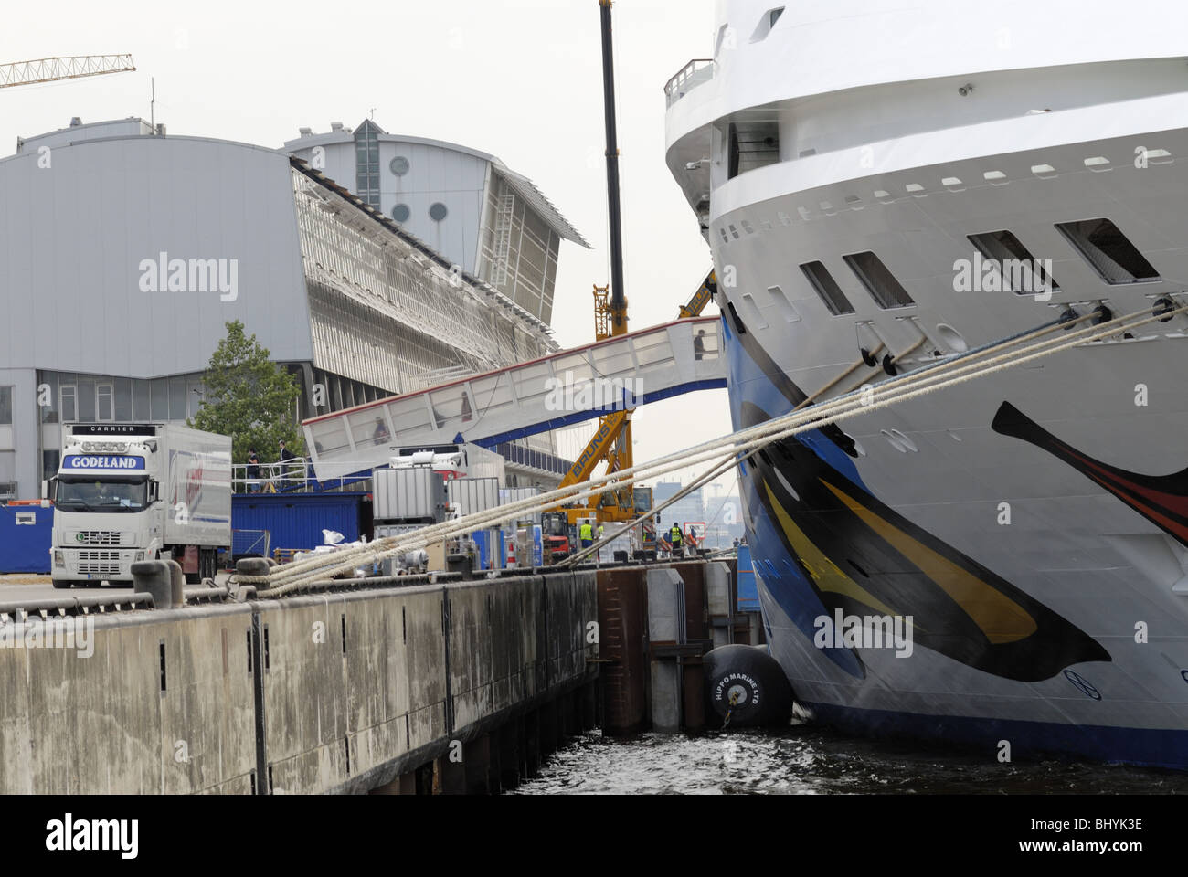 ersten Ankunft der AIDAaura am neuen Kreuzfahrtterminal in Altona, Hamburg, Deutschland, Europa Stockfoto