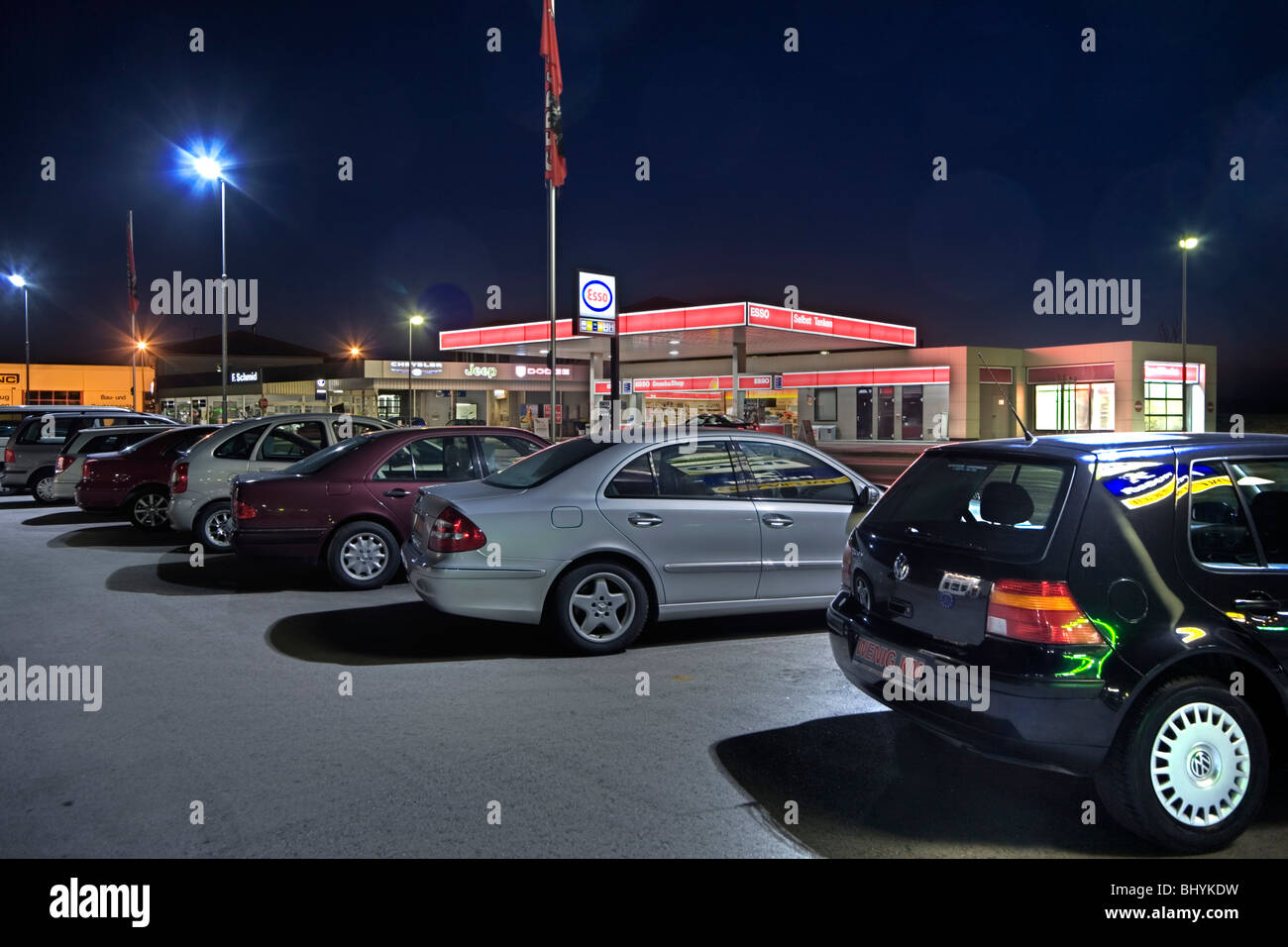 Parkplatz mit Tankstelle Stockfoto