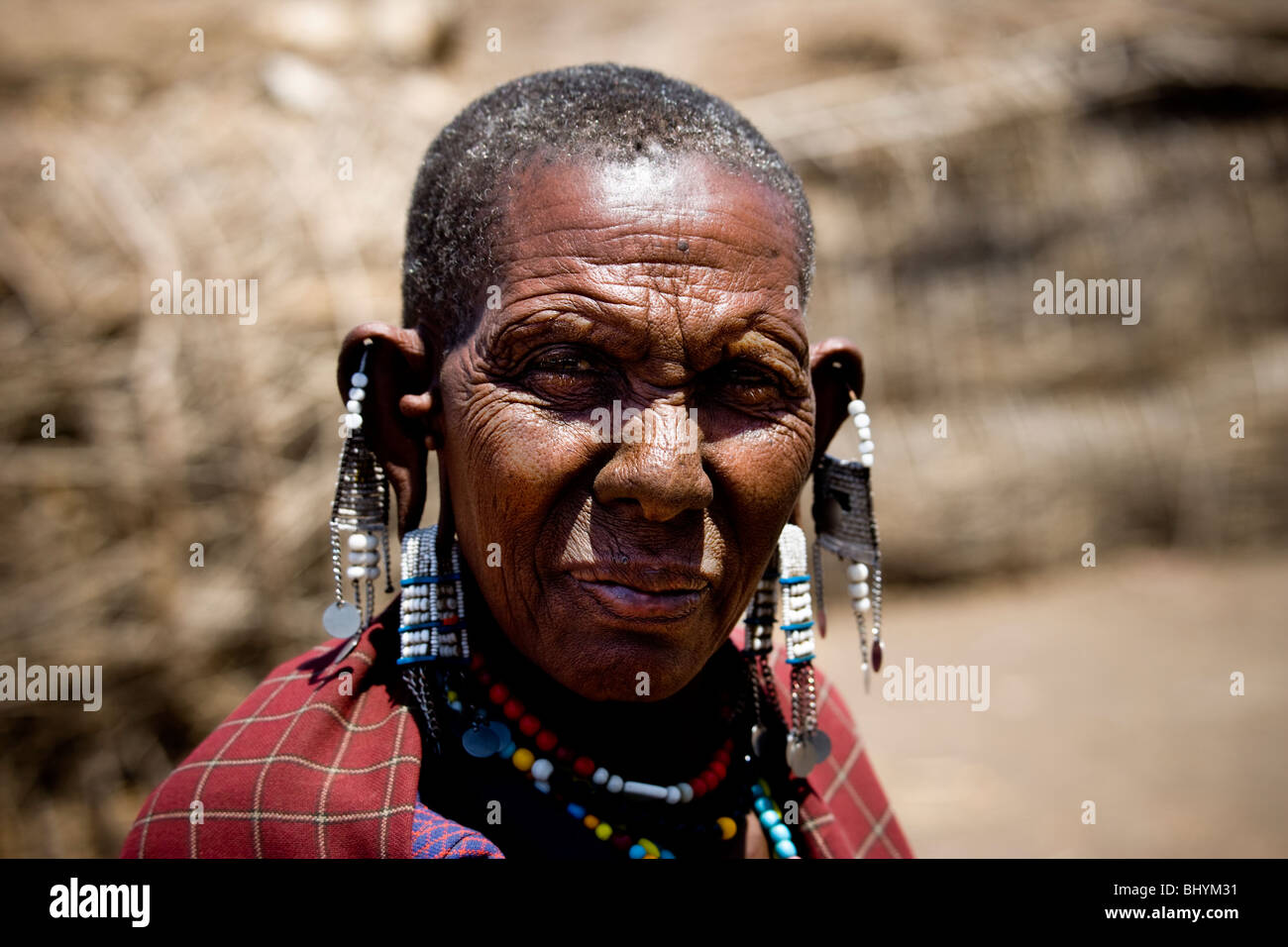 Ältere Frau in einem Massai-Dorf, Ngorongoro Conservation Area, Tansania, Ostafrika Stockfoto