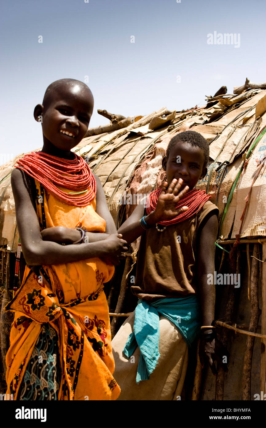 Zwei Kinder im Dorf Samburu, Kenia, Ostafrika Stockfoto