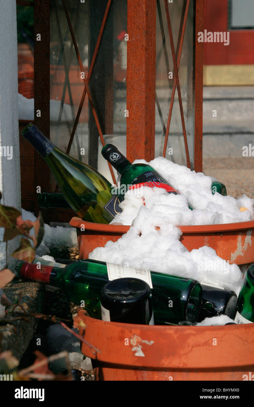 Leergut Weinflaschen im winter Stockfoto