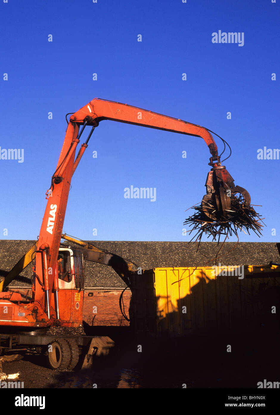 Kran mit mechanischen Greifer laden Schrott in LKW-Anhänger am Schrottplatz für Reycling UK Stockfoto