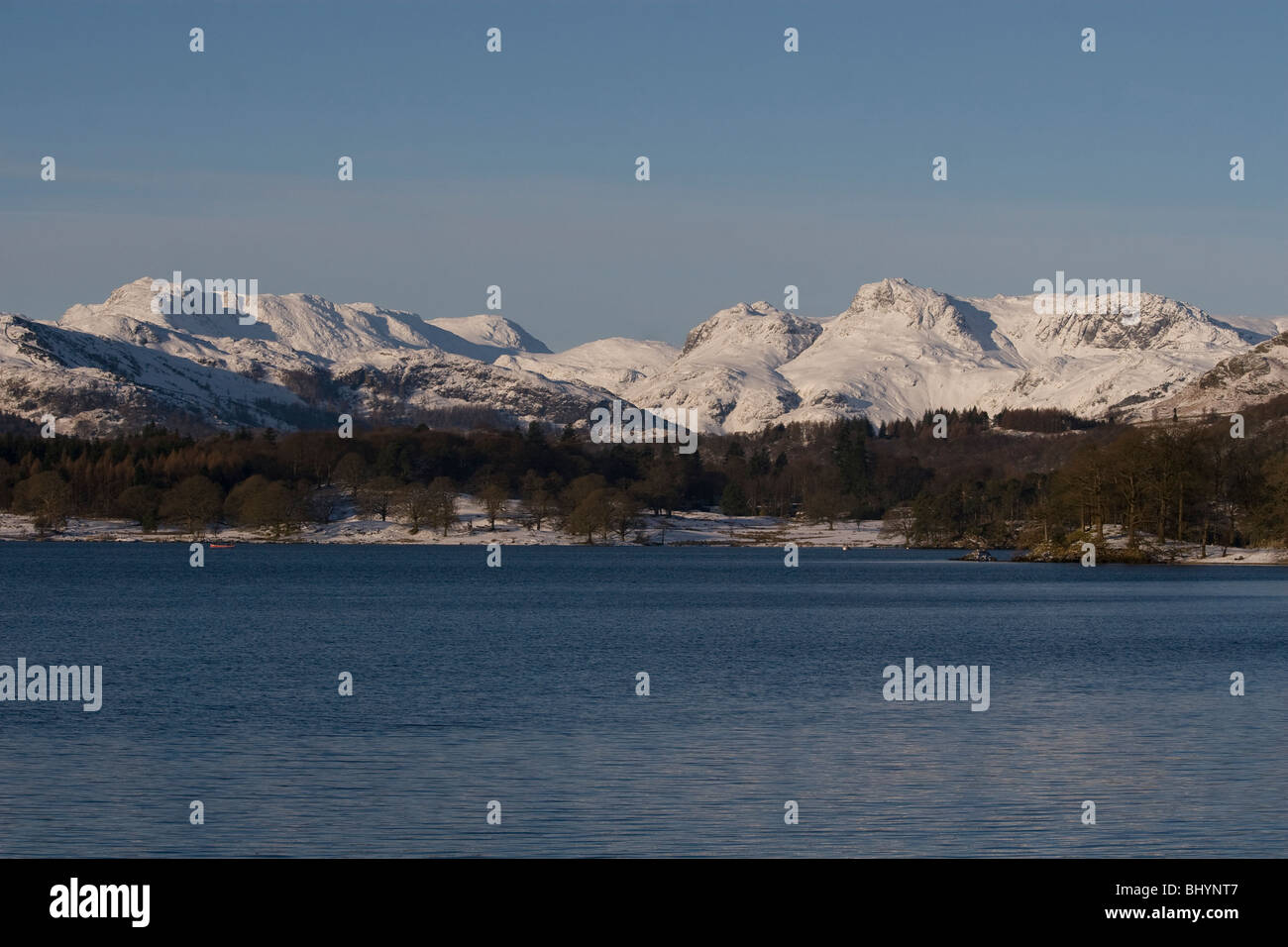 Nordwestgrat & Langdale Pikes aus Lake Windermere im Schnee Jan 2010. Stockfoto