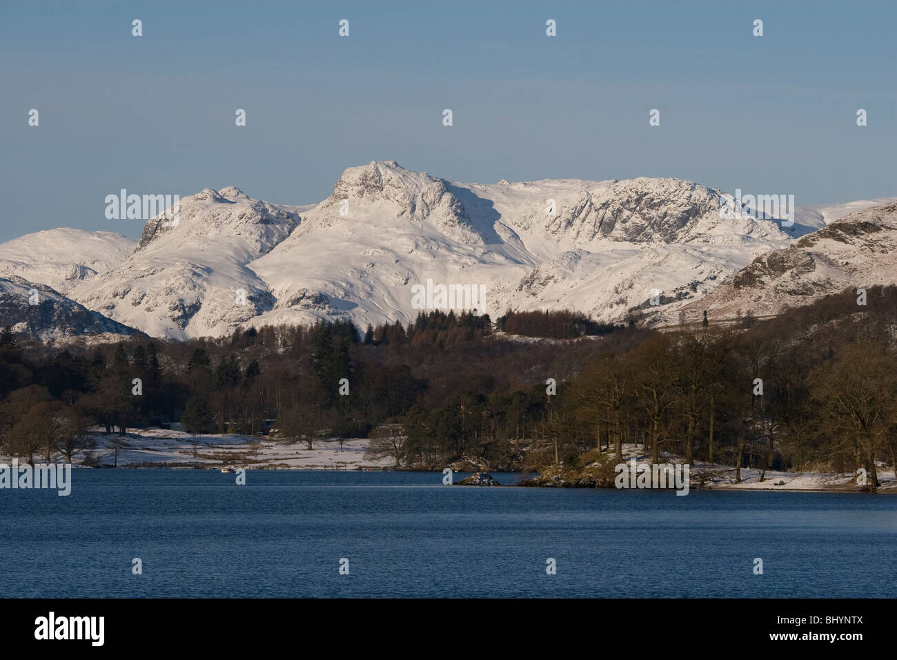 Die Langdale Pikes vom Lake Windermere im Schnee von Jan 2010. Stockfoto