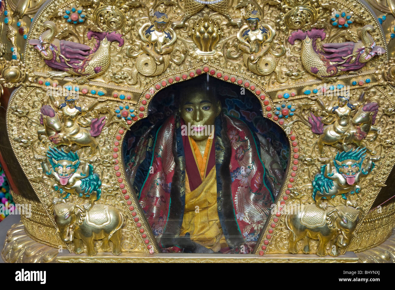 Eine opulente Mausoleum, wo der Körper des lebenden Buddha in einem Tempel in Tibet beigesetzt ist. Stockfoto
