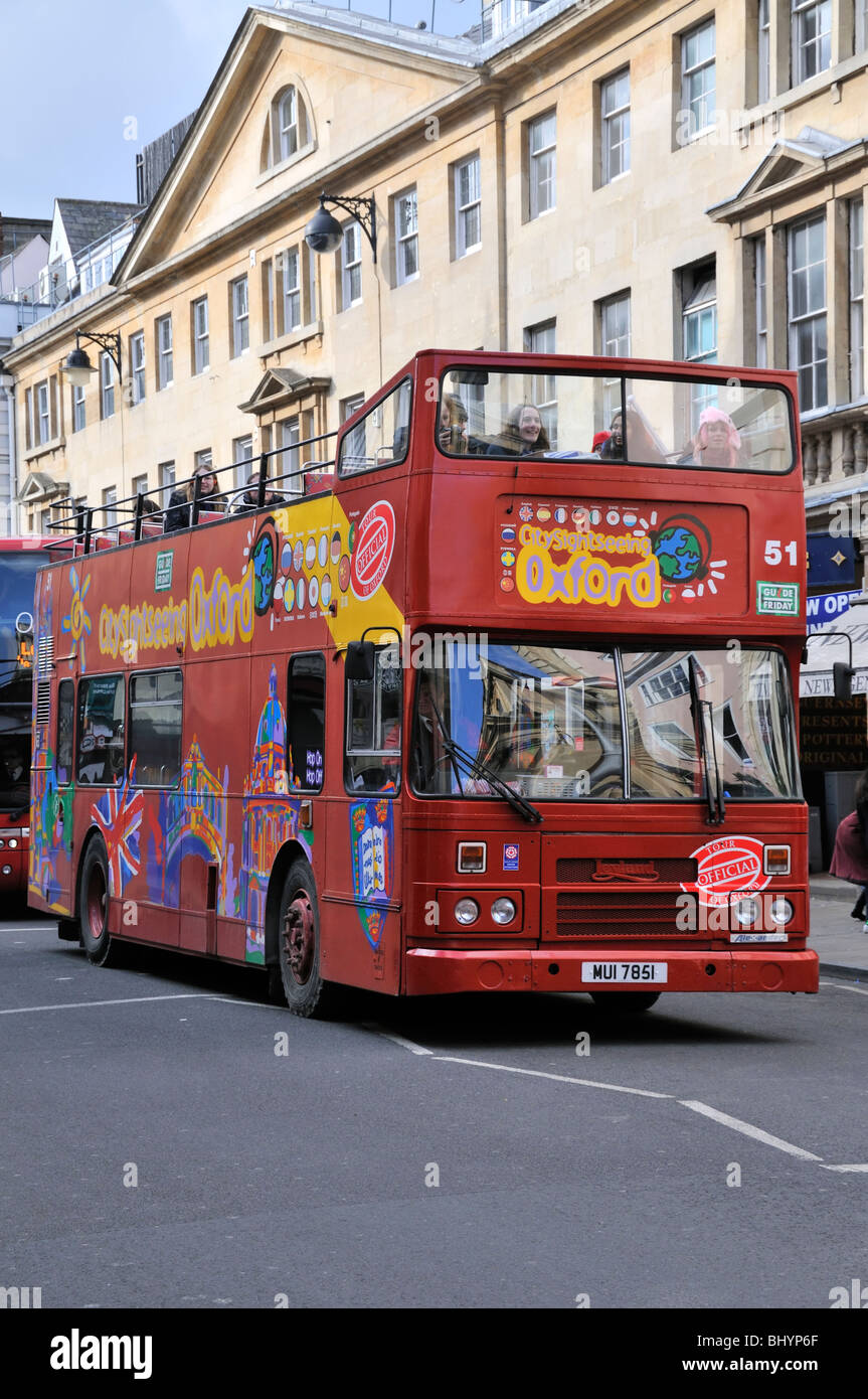 Offene Spitze British Leyland Sightseeing Tourbus in Oxford, England. Stockfoto