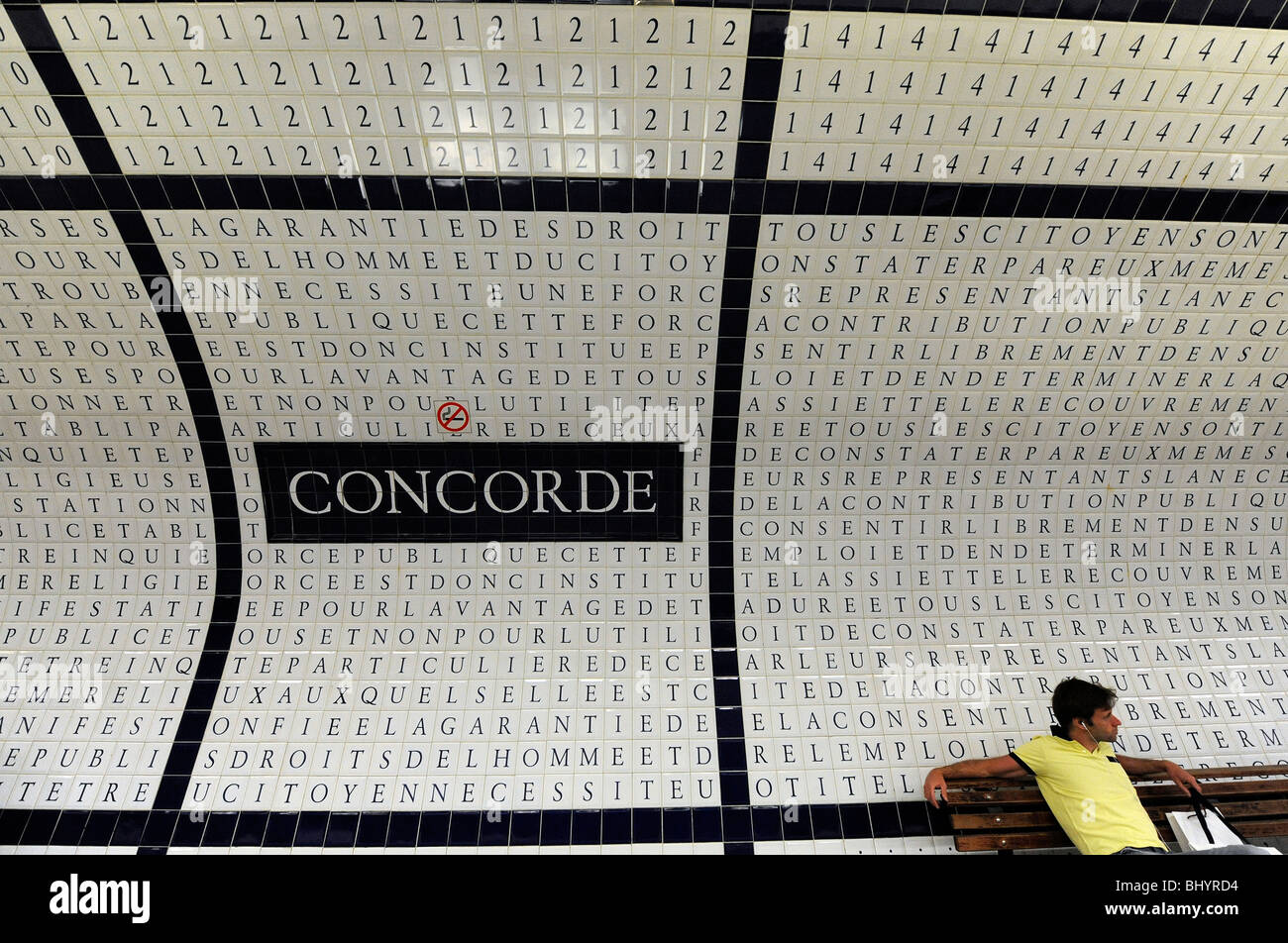 Tourist in U-Bahn / Metro station Concorde, Place De La Concorde in Paris, Frankreich am April26, 2008. Stockfoto