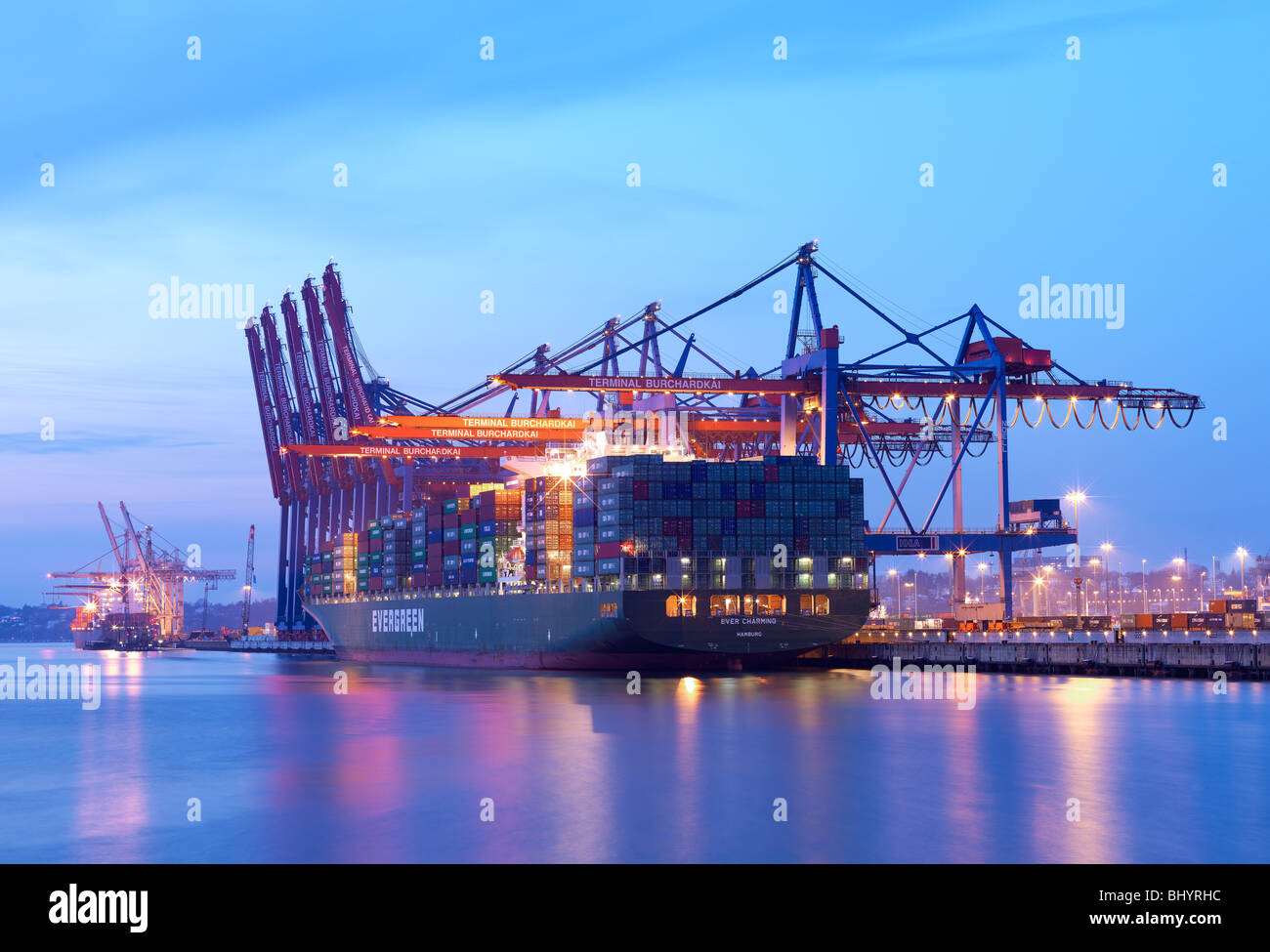 Ein Containerschiff im Hafen von Hamburg, Deutschland am 2. Januar 2010. Stockfoto