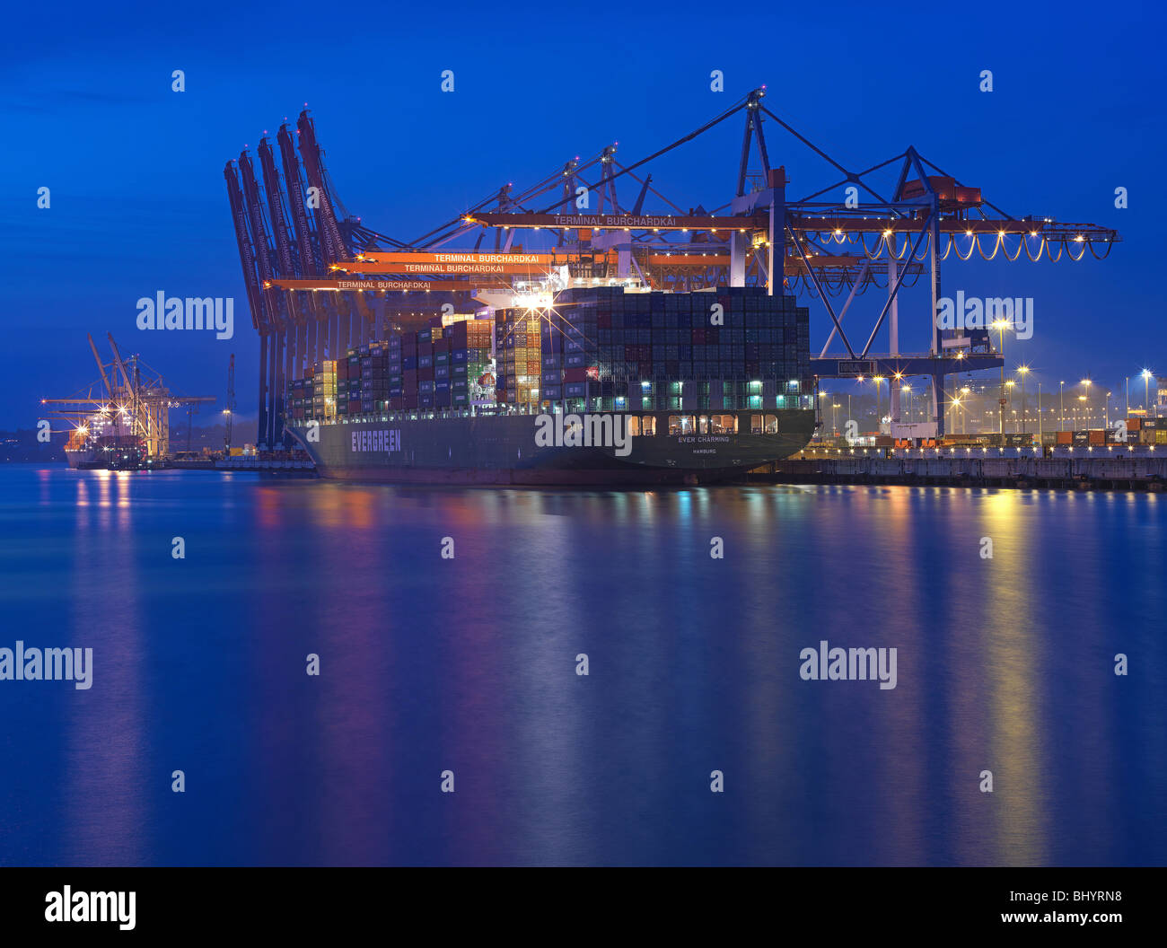 Ein Containerschiff im Hafen von Hamburg, Deutschland am 2. Januar 2010. Stockfoto