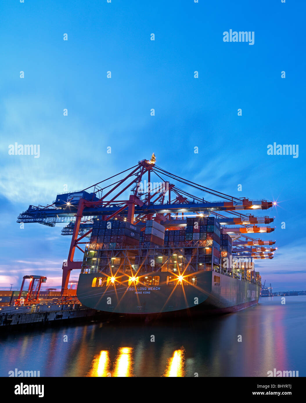 Ein Containerschiff im Hafen von Hamburg, Deutschland am 2. Januar 2010. Stockfoto