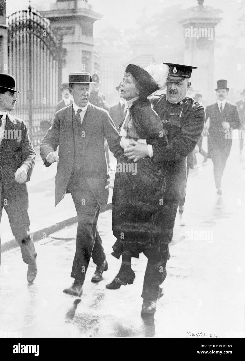 Emmeline Pankhurst durch Superintendent Rolfe außerhalb des Buckingham Palace, London, Mai 1914 verhaftet. Artist: Unbekannt Stockfoto