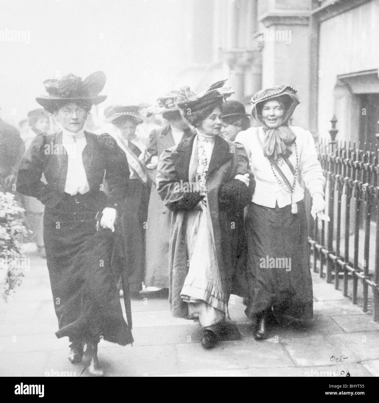 Emmeline & Christabel Pankhurst freigegeben von Holloway Gefängnis, London, 1908. Artist: Unbekannt Stockfoto